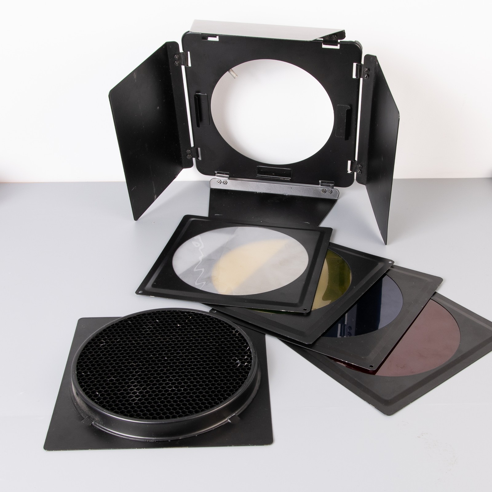 Universal barn doors with honeycomb and colour filters for studio flash heads