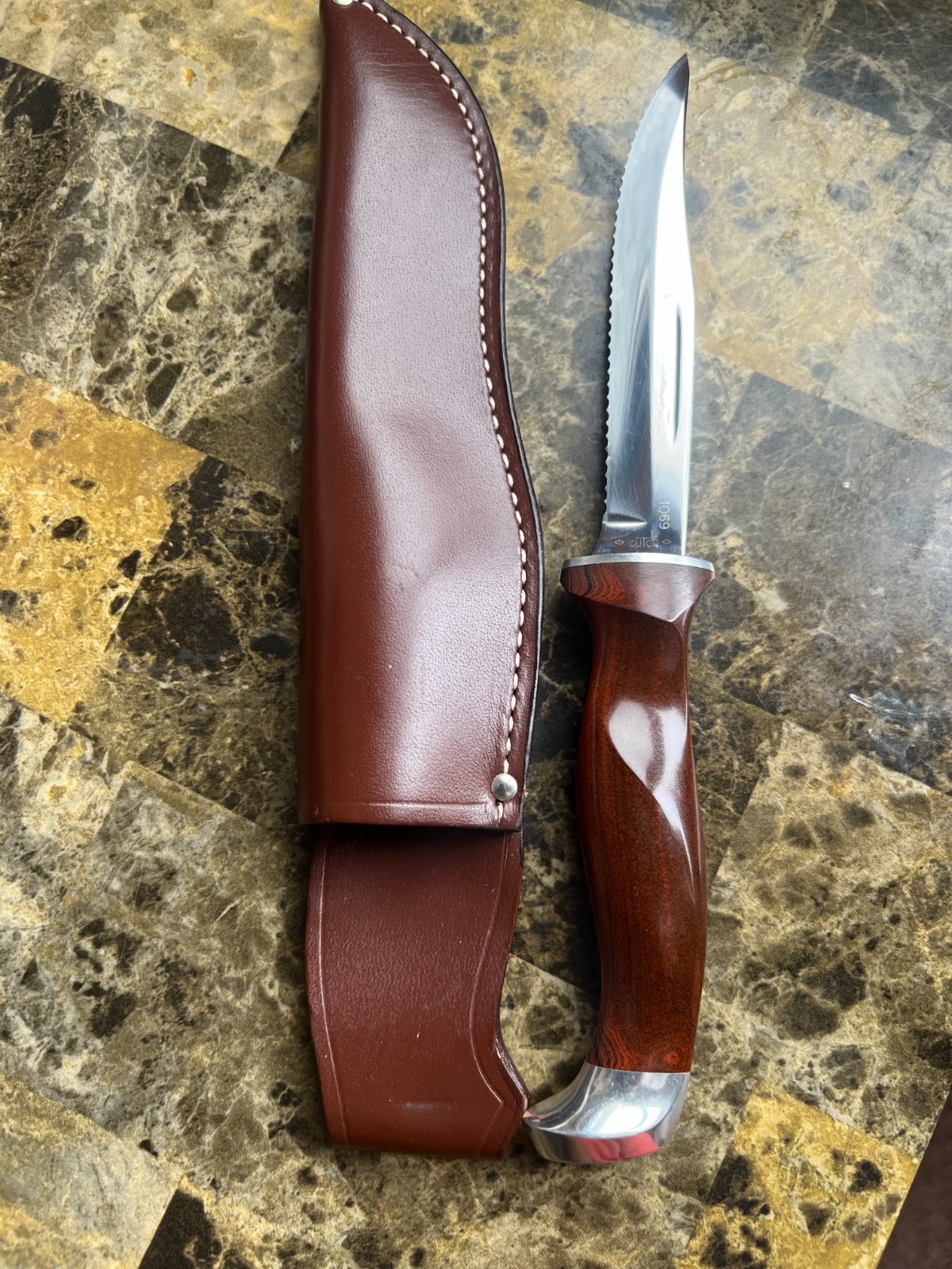 Cutco #1069 Serrated Hunting Knife Brown Handle Leather Case