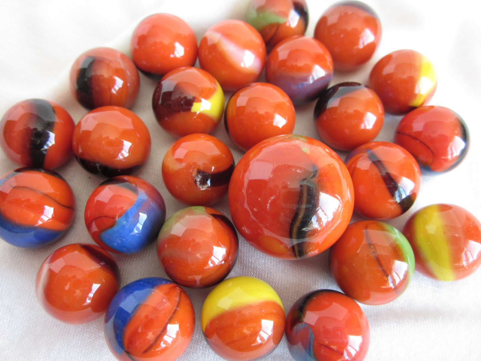 25 Glass Marbles CLOWNFISH Orange Yellow Blue green game vtg style Shooter Patch