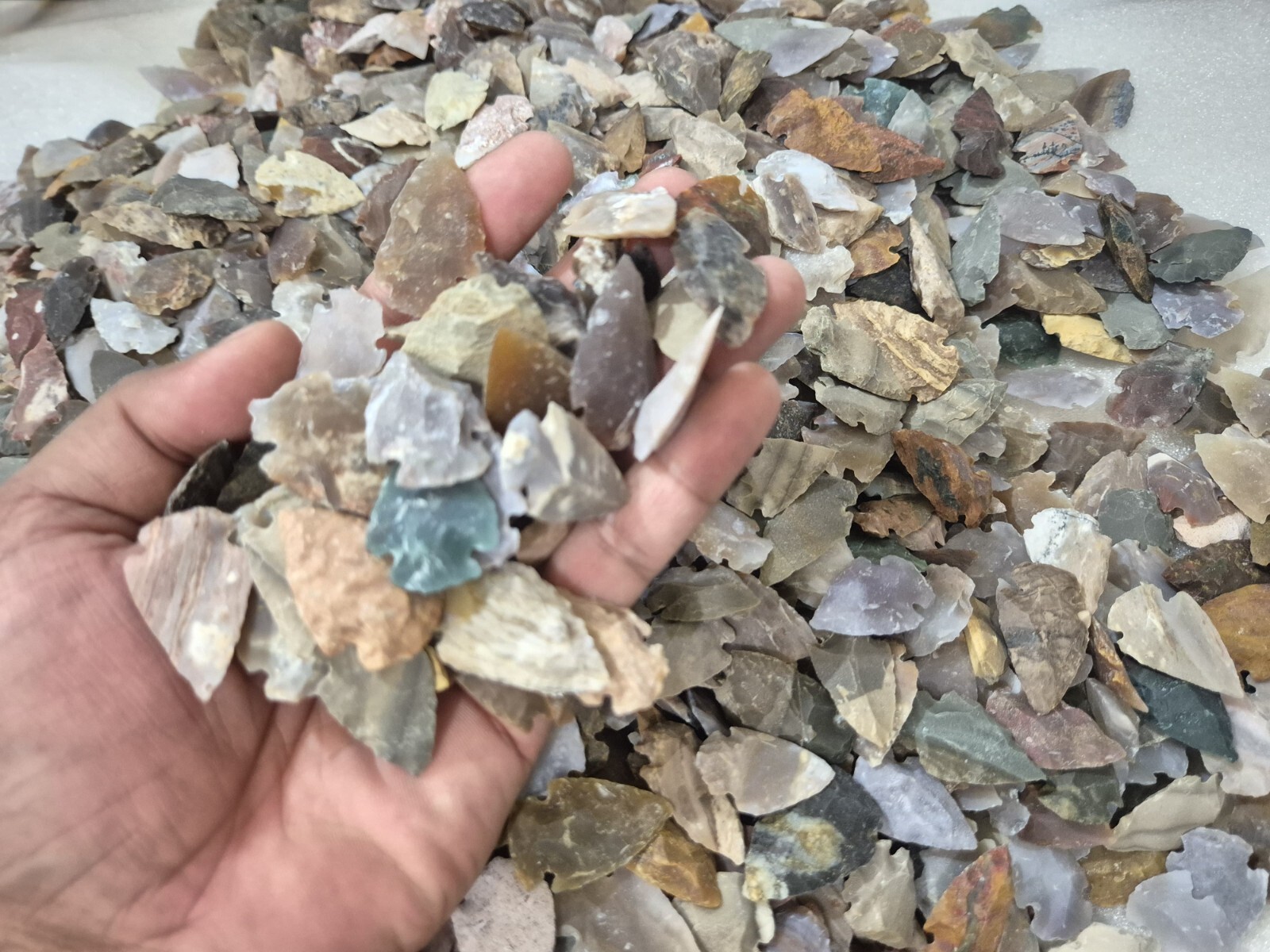 ** 53 Flint ARROWHEAD USA COLLECTION AMAZING COLORS 1"-1.3" Dovetail points **