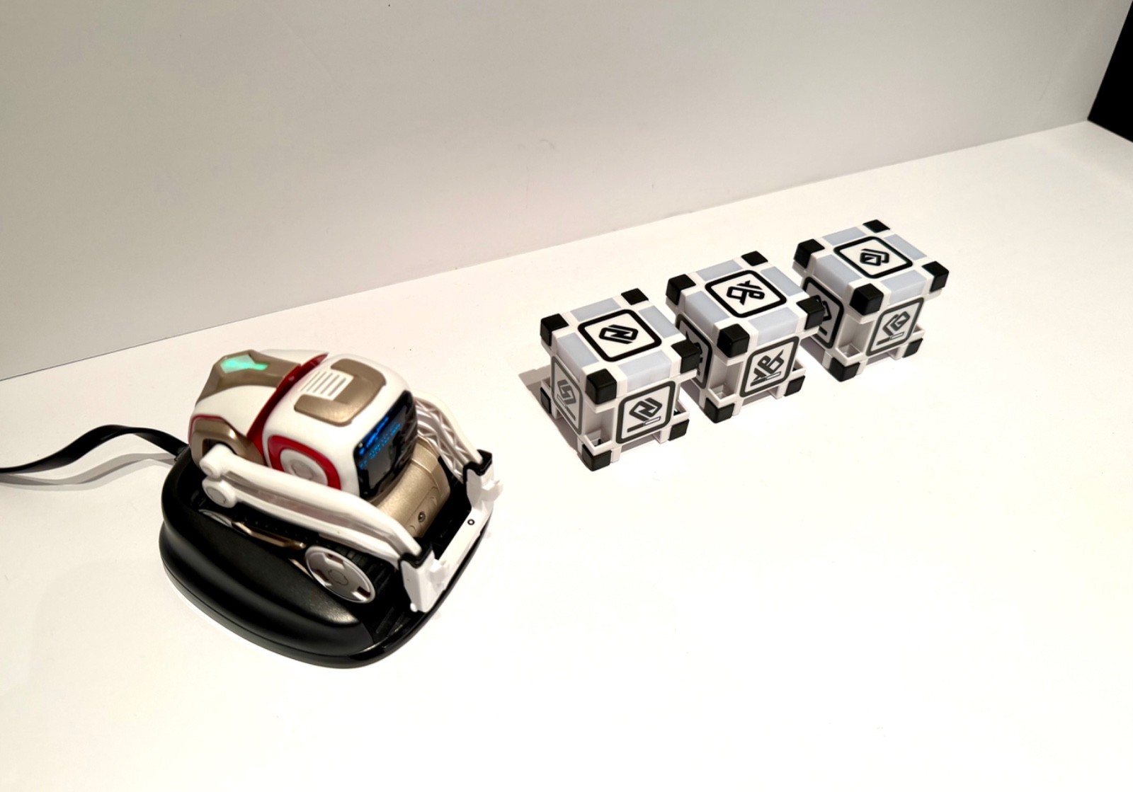 Anki Cozmo Robot Toy With Cubes And Charger New 500mah Battery