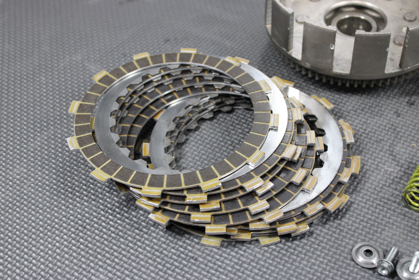 2000 KTM 250 300 EXC OEM COMPLETE CLUTCH BASKET W PLATES INNER OUTER HUBS GOOD