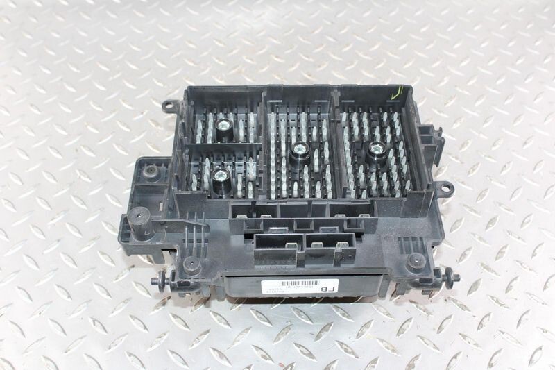 2003-2005 Chevy Silverado 1500 Pickup Engine Fuse Box with Warranty
