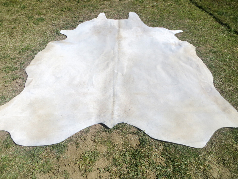 MAKE OFFER !! LARGE WHITE Cowhide Rug natural HAIR ON Cow Hide Skin light gray