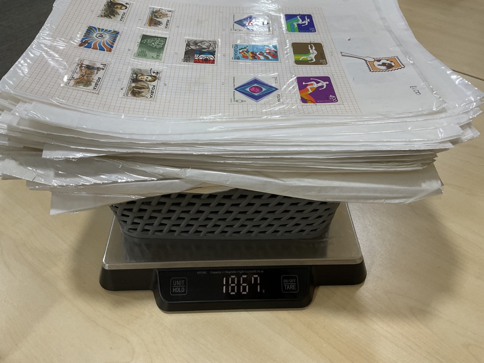 Poland stamps. Ex dealer leaves. Mint/Used. Vintage to modern. 1.8kg G101