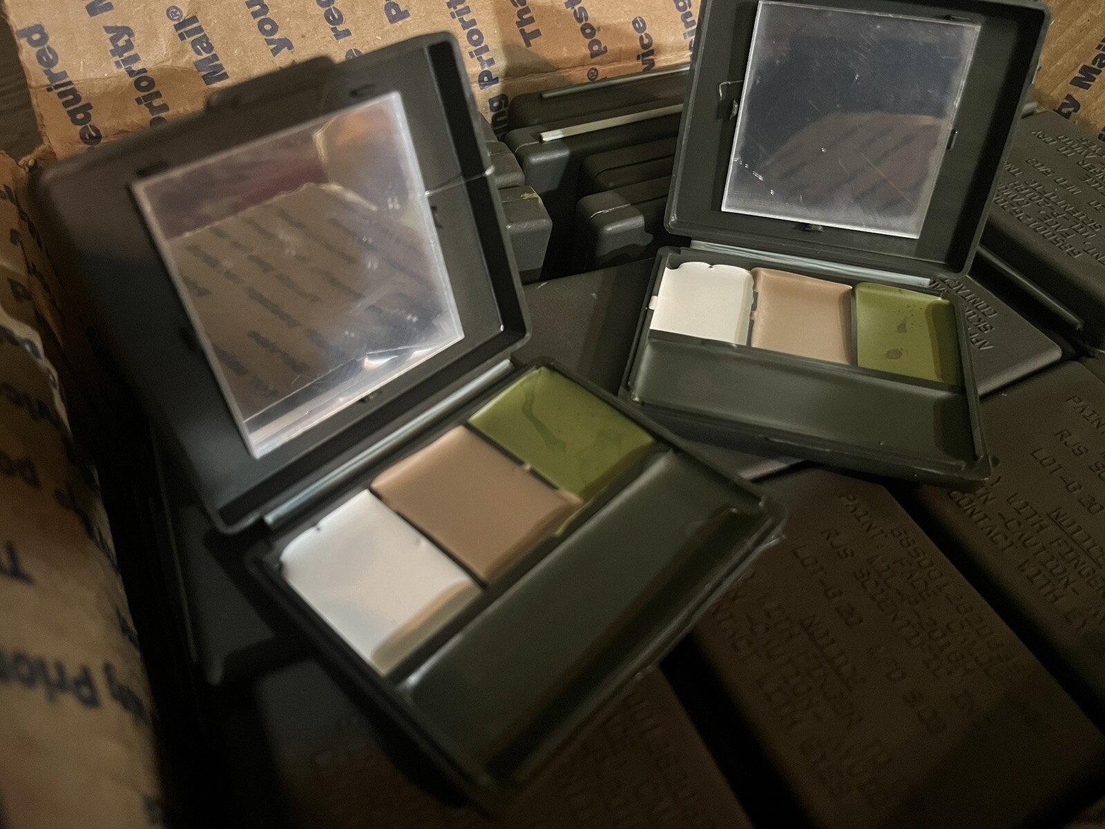 US MILITARY ALL-PURPOSE CAMOUFLAGE FACE PAINT 4 COLOR COMPACT INCLUDING MIRROR