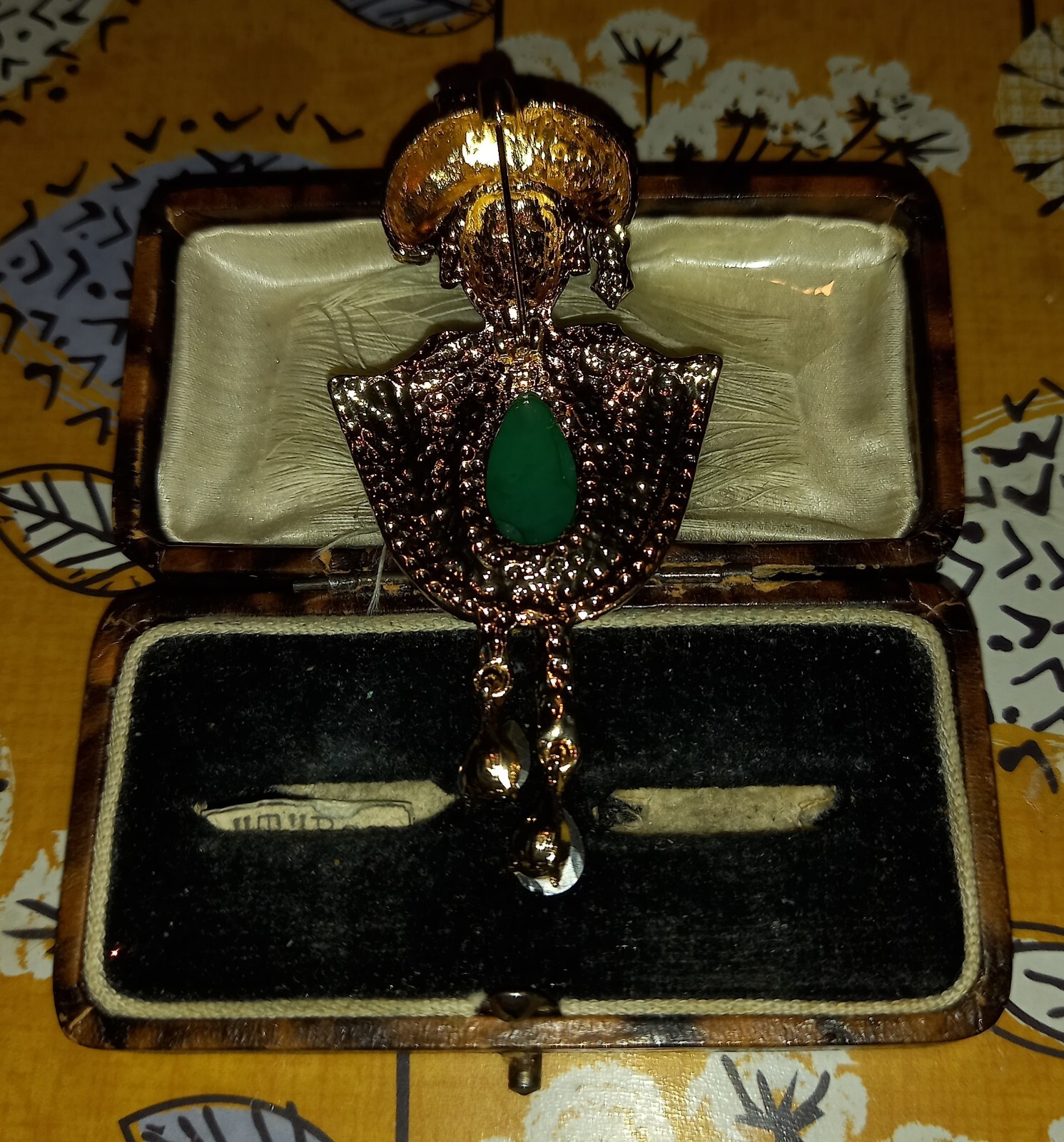VINTAGE STYLE BLACK AFRICAN MAN SPARKLY JEWEL GEM GREEN GOLDTONE BROOCH STUNNING