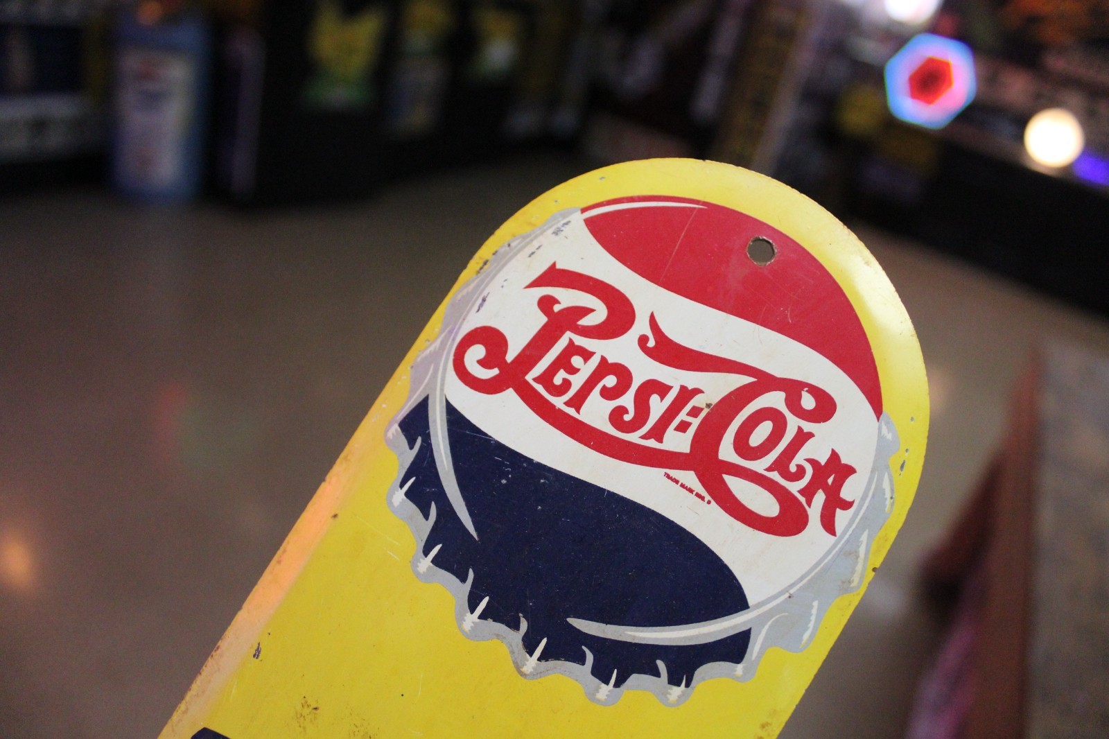 RARE 1950s PRENEZ UN PEPSI COLA STAMPED PAINTED METAL DOOR SIGN POP SODA COKE