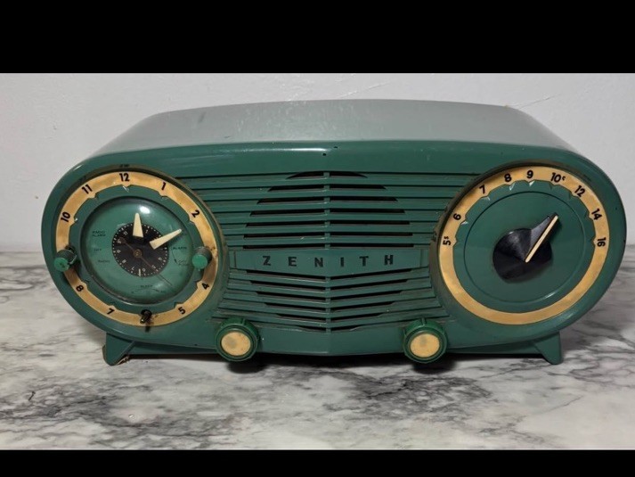 1952 Zenith J-616W The Owl Eyes Telechron Clock 6 Tube AM Radio Green & Yellow