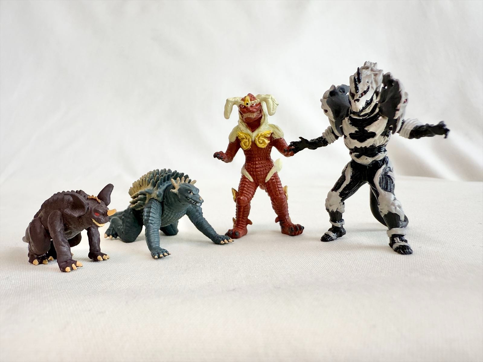 2004 Bandai 2" Godzilla Final Wars Super Picture Book Figure Set of 16 types