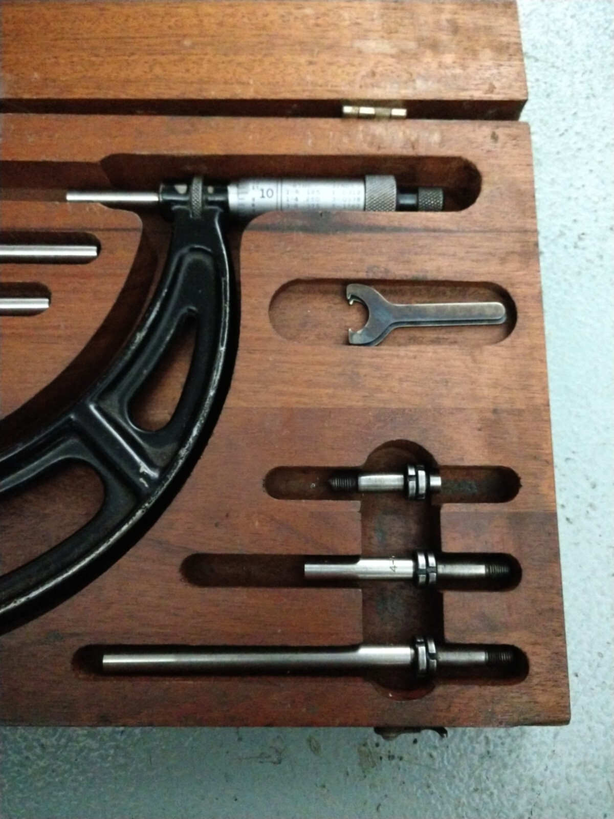 Starrett 224 A Interchangeable Anvil Outside Micrometer Set 2-6" .001" in case