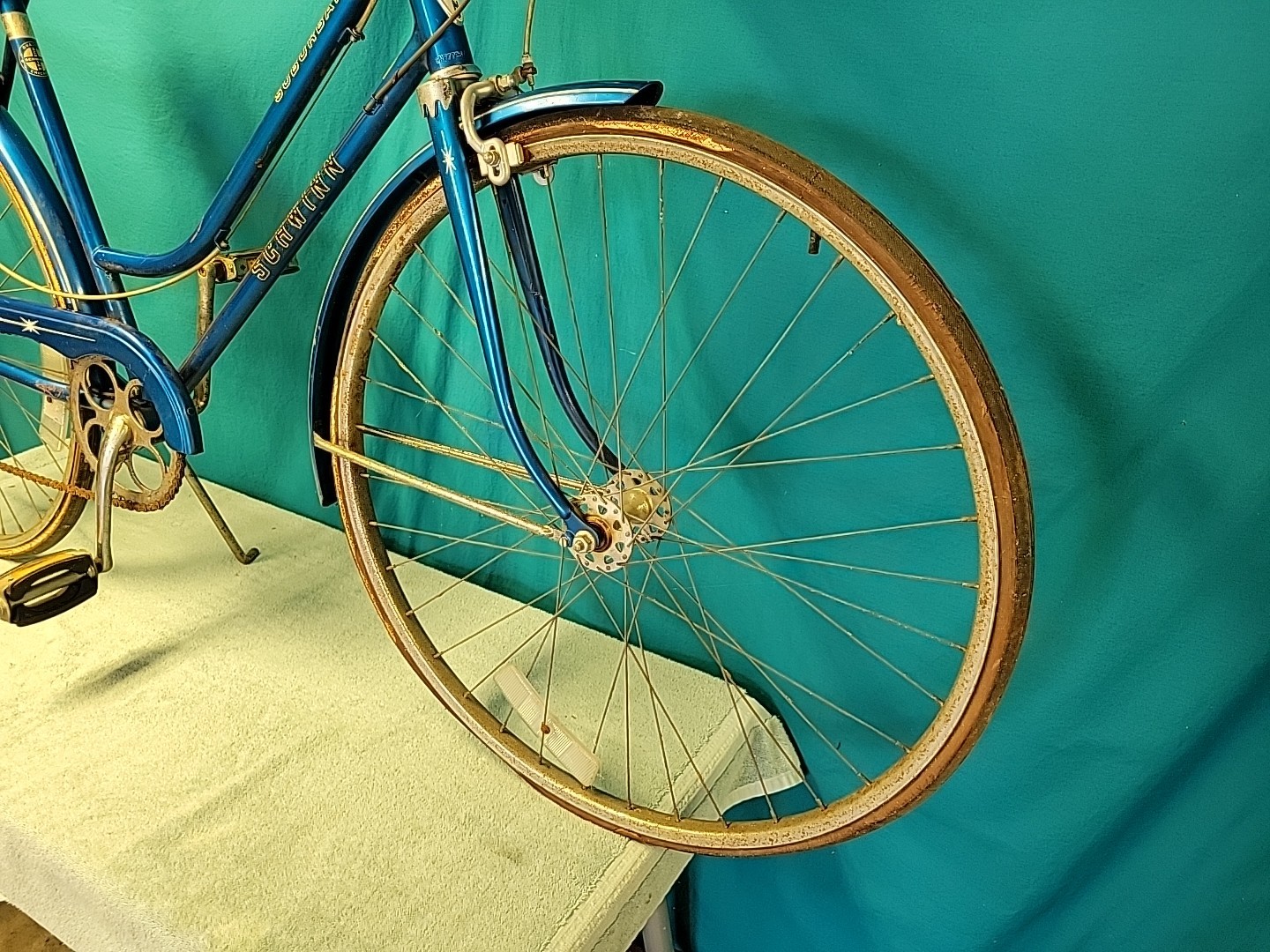 April 1977 Schwinn Suburban Complete Bicycle. Bike Rolls Smooth. Tires Dry Rot