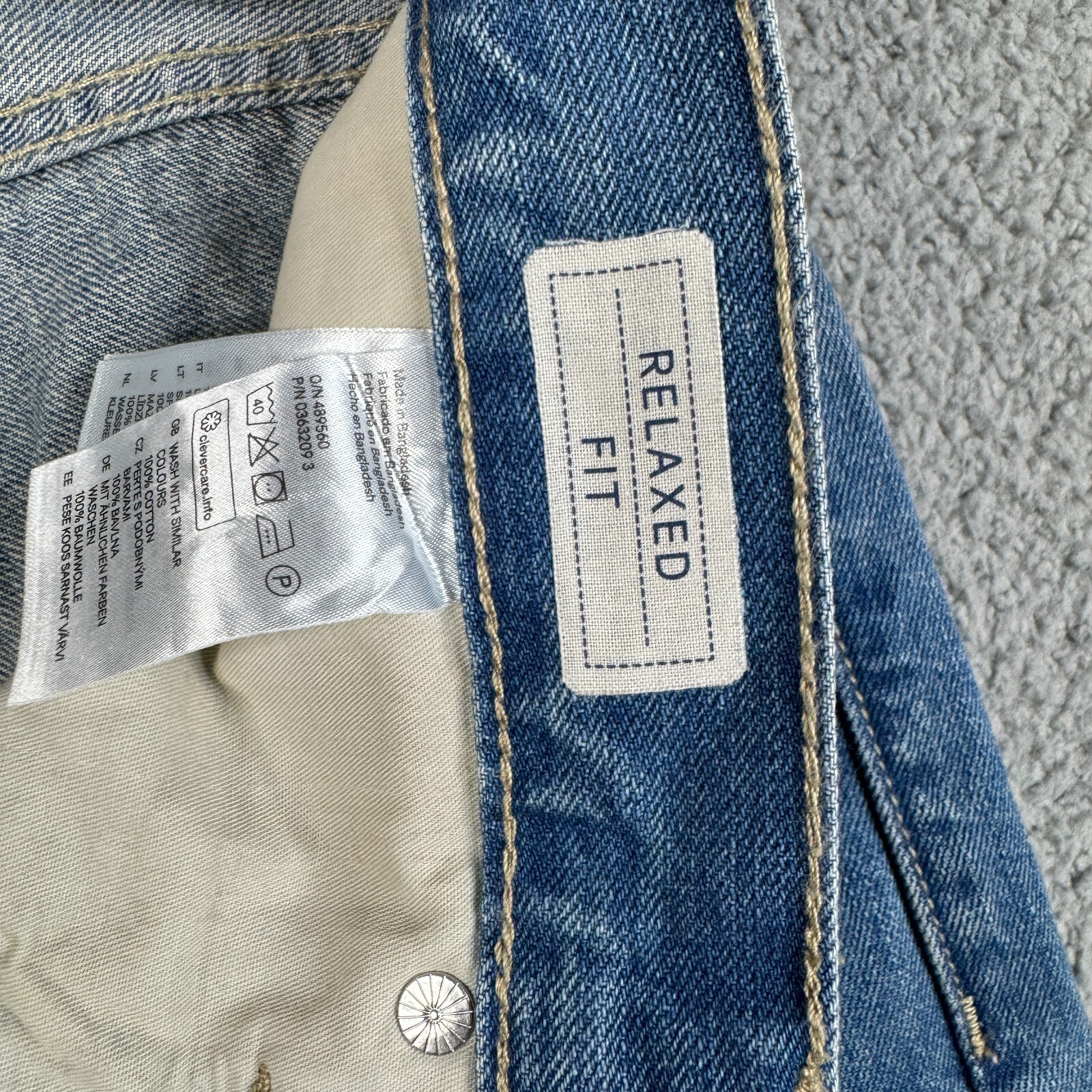 H&M Jeans Mens Size 33x33 Medium Wash Relaxed Fit 100% Cotton Button Fly NWT