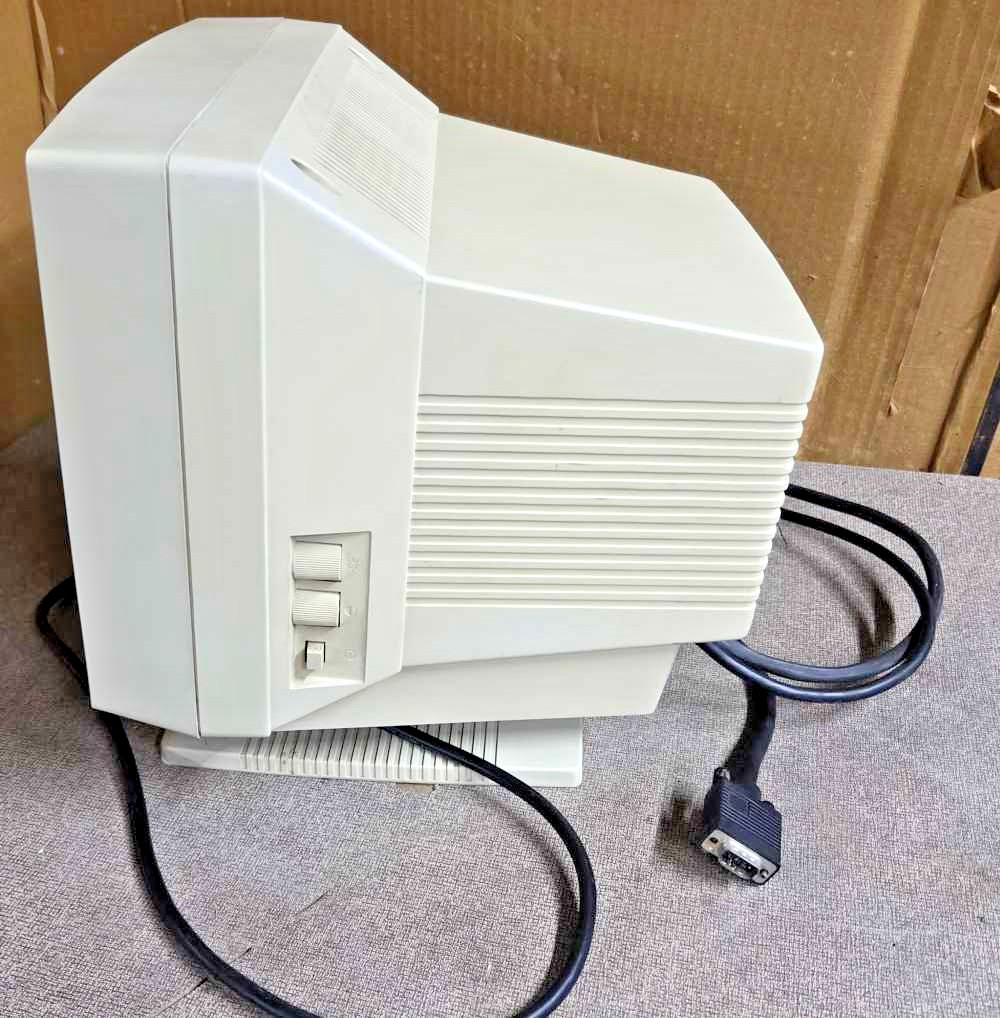 Vintage 1988 PC's Limited/Dell B&W 12" VGA monochrome CRT monitor, still working