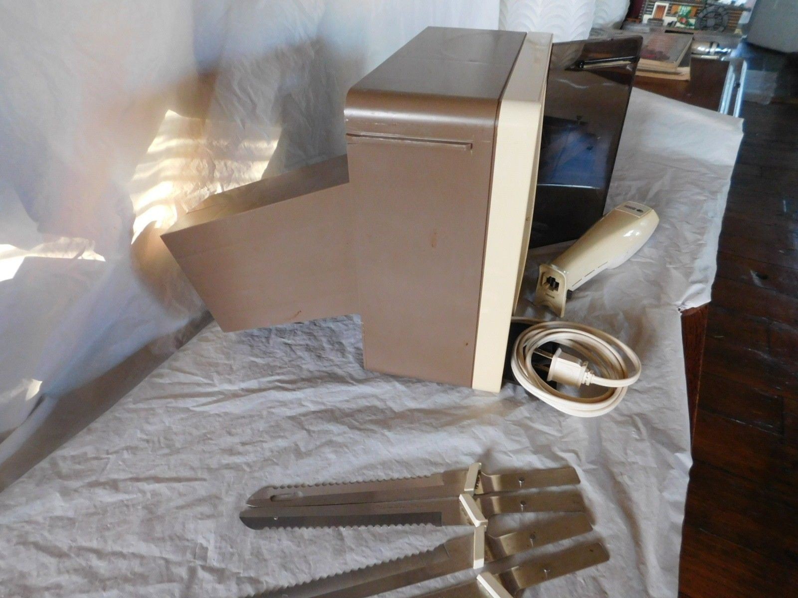 vintage Black & Decker spacemaker spacesaver electric knife undercounter kitchen