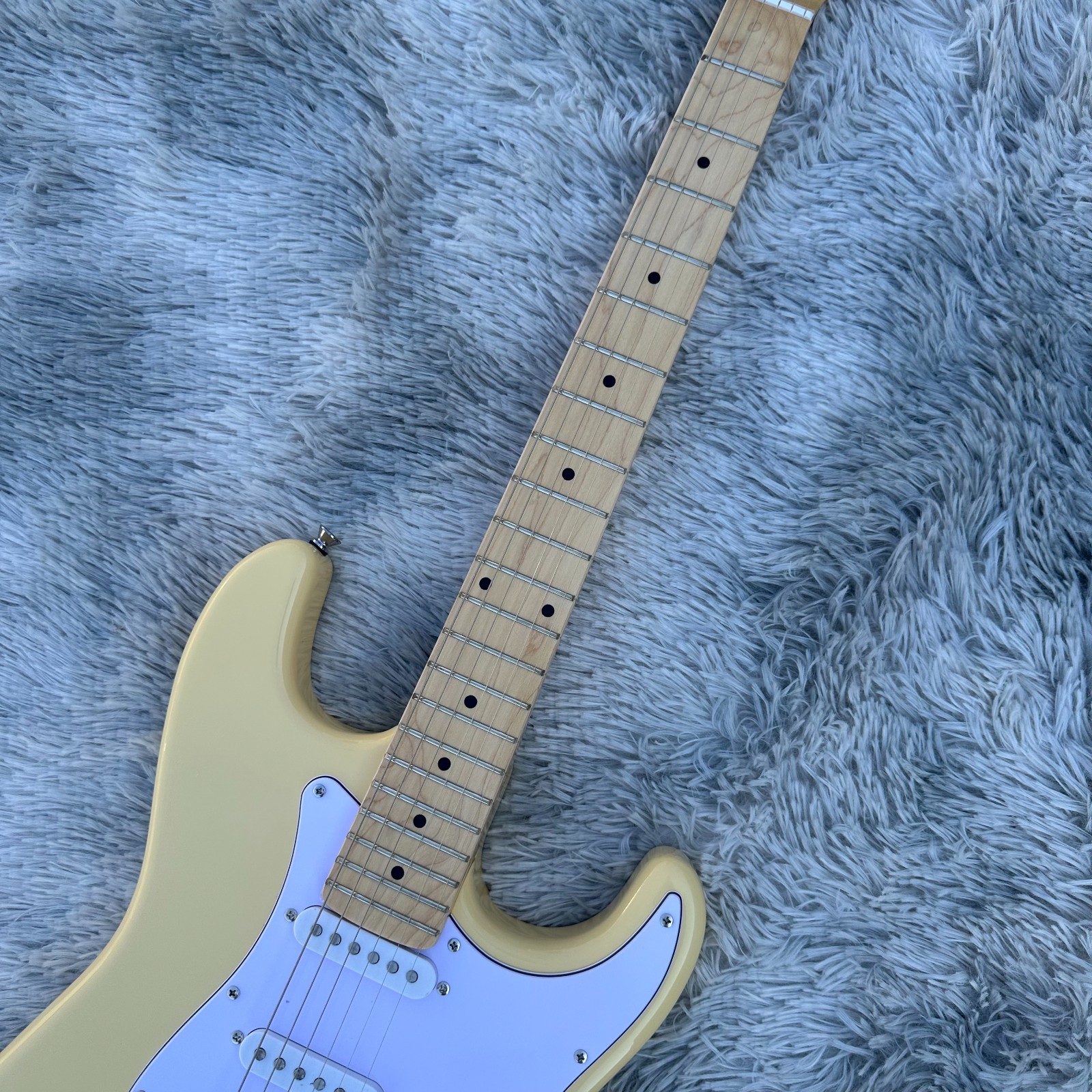 Milk white ST electric guitar/SSS pickup/white guard/silver tuner/from US