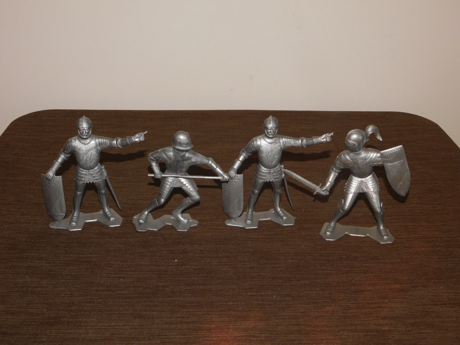 VINTAGE 1964 TOY 4 MARX 6" HIGH PLASTIC BATTLE GEAR SILVER KNIGHTS