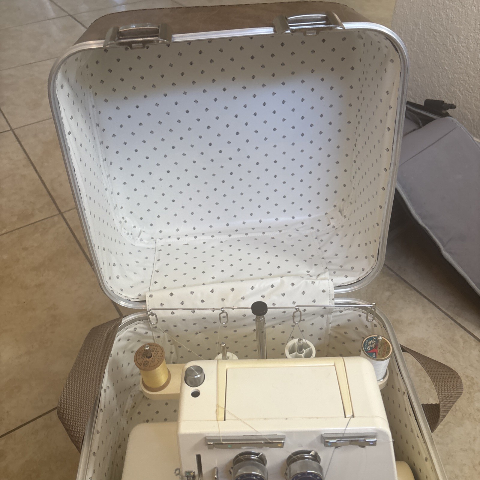 Husqvarna Huskylock 340-D Serger w/Foot Pedal & Hard Case Lock Key Sewing Instru