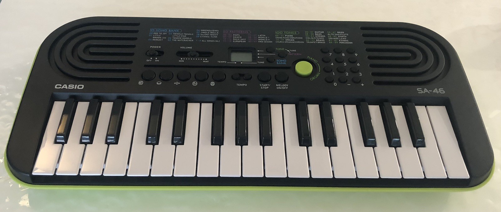 NEW OOB Casio SA-46 32-Key Mini Electronic Keyboard Black & Green + Batteries