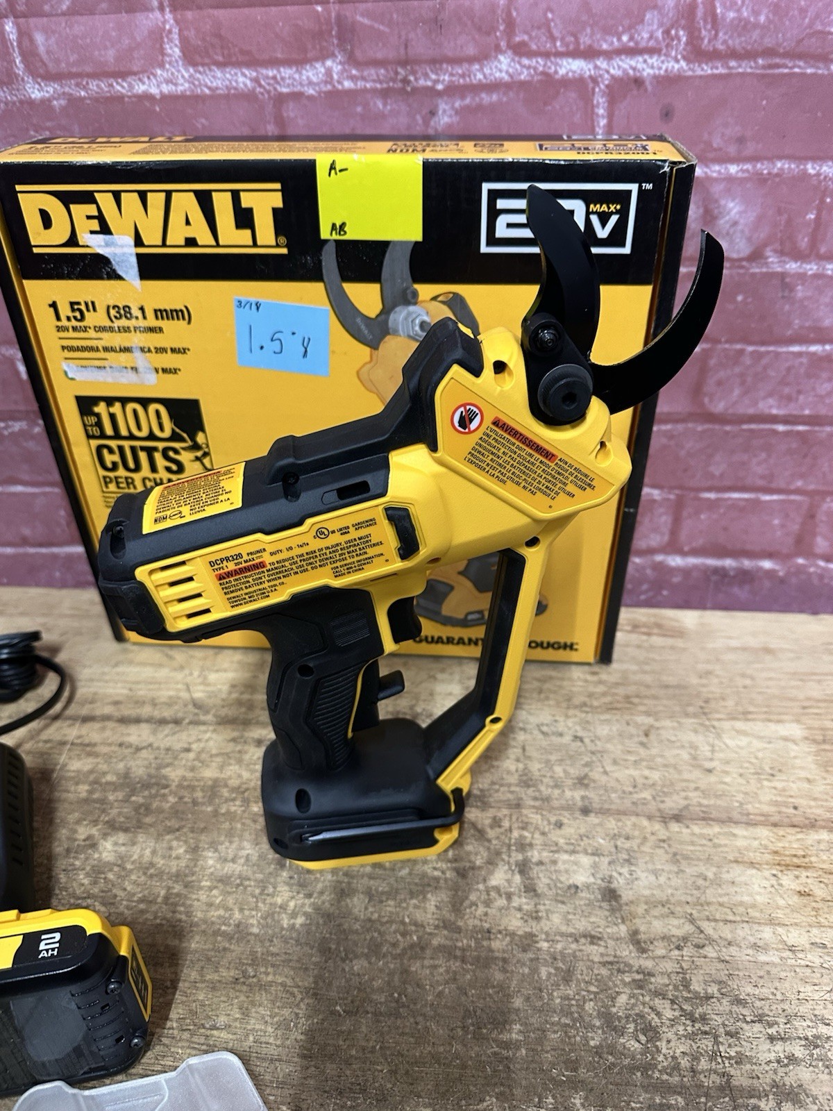 DeWALT 20V MAX Cordless Multi Use Pruner Kit W/ Battery & Charger DCPR320D1 Used