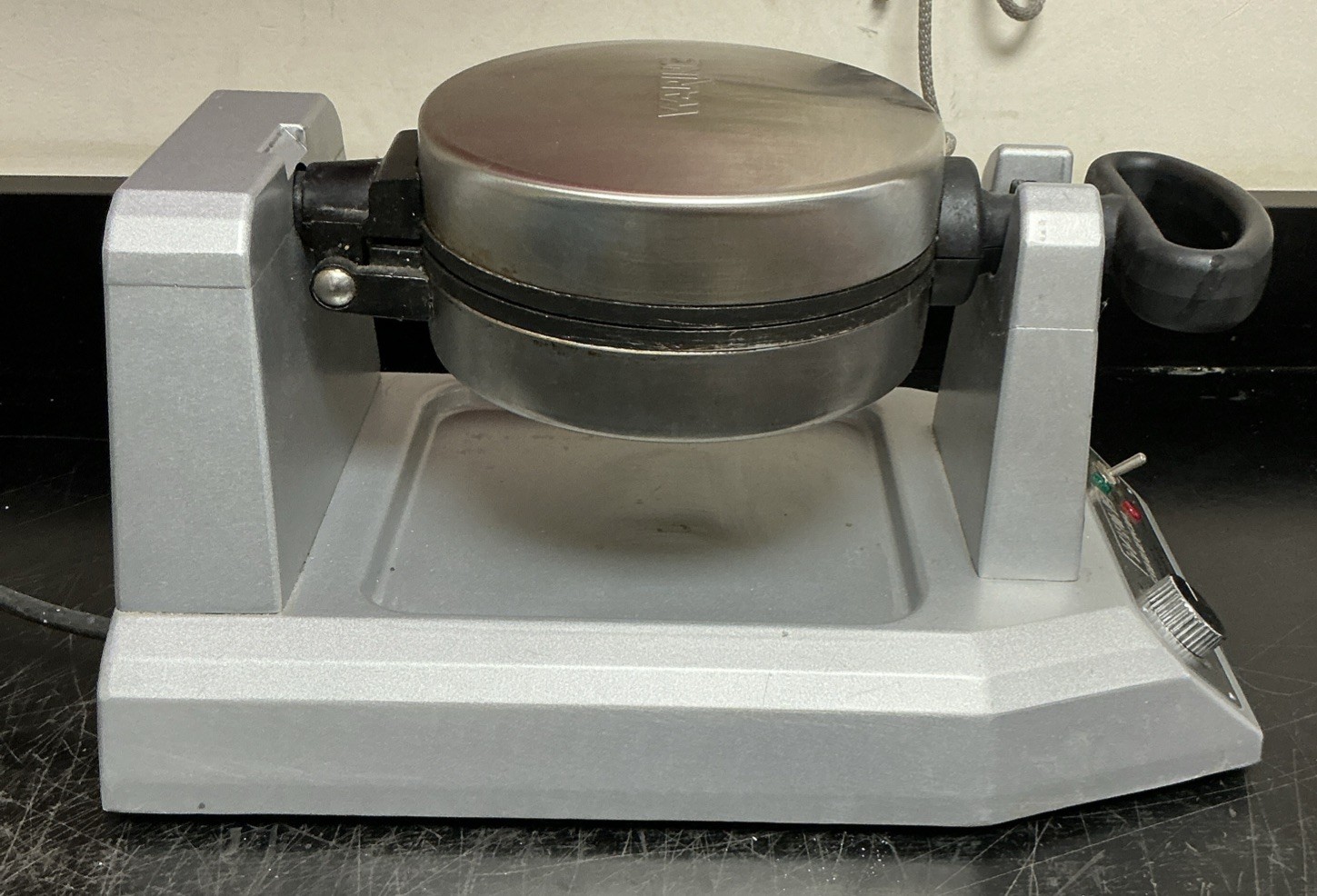 Waring Commercial WW180 Rotating Belgian Waffle Maker