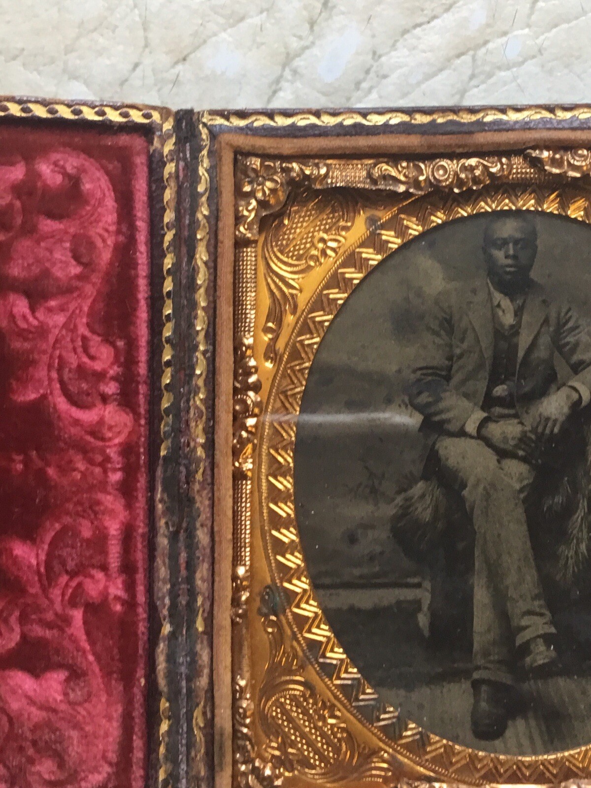 1800 HANDSOME WELL DRESSED AFRICAN AMERICAN MAN SUIT FUR RUG Tin Type Photo