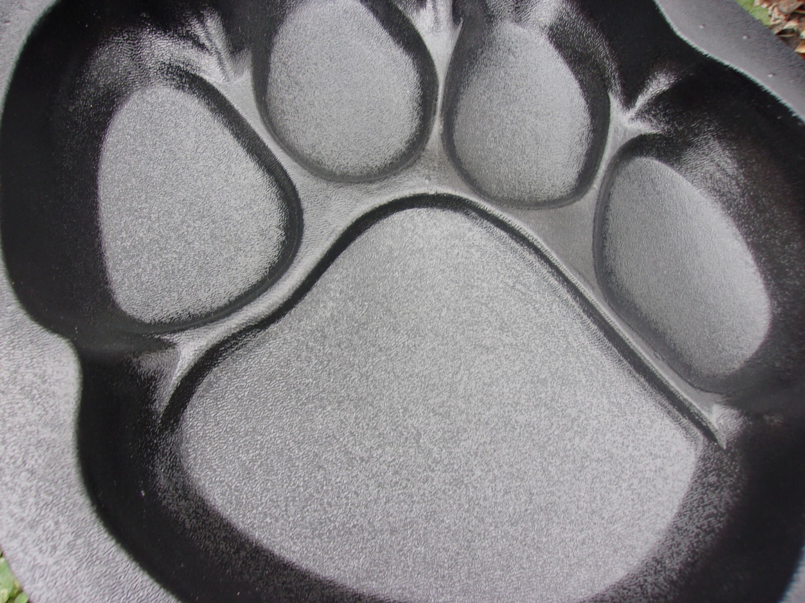 Dog paw print stepping stone mold 12"x12"x2" pro grip slightly textured surface
