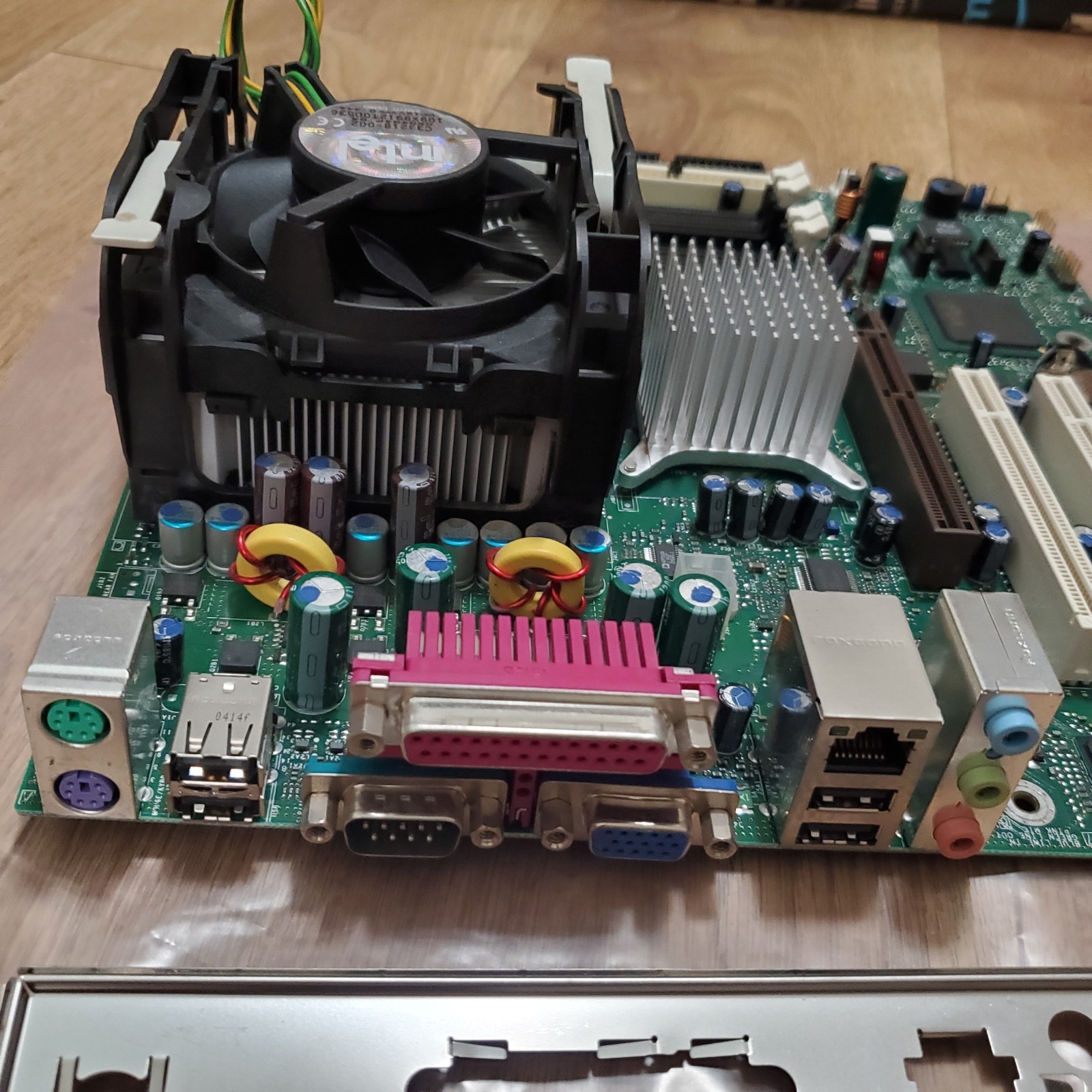 Intel D865GLC / D865PES0 Motherboard Socket 478 + CPU 2.4 Pentium 4 + I/O Plate