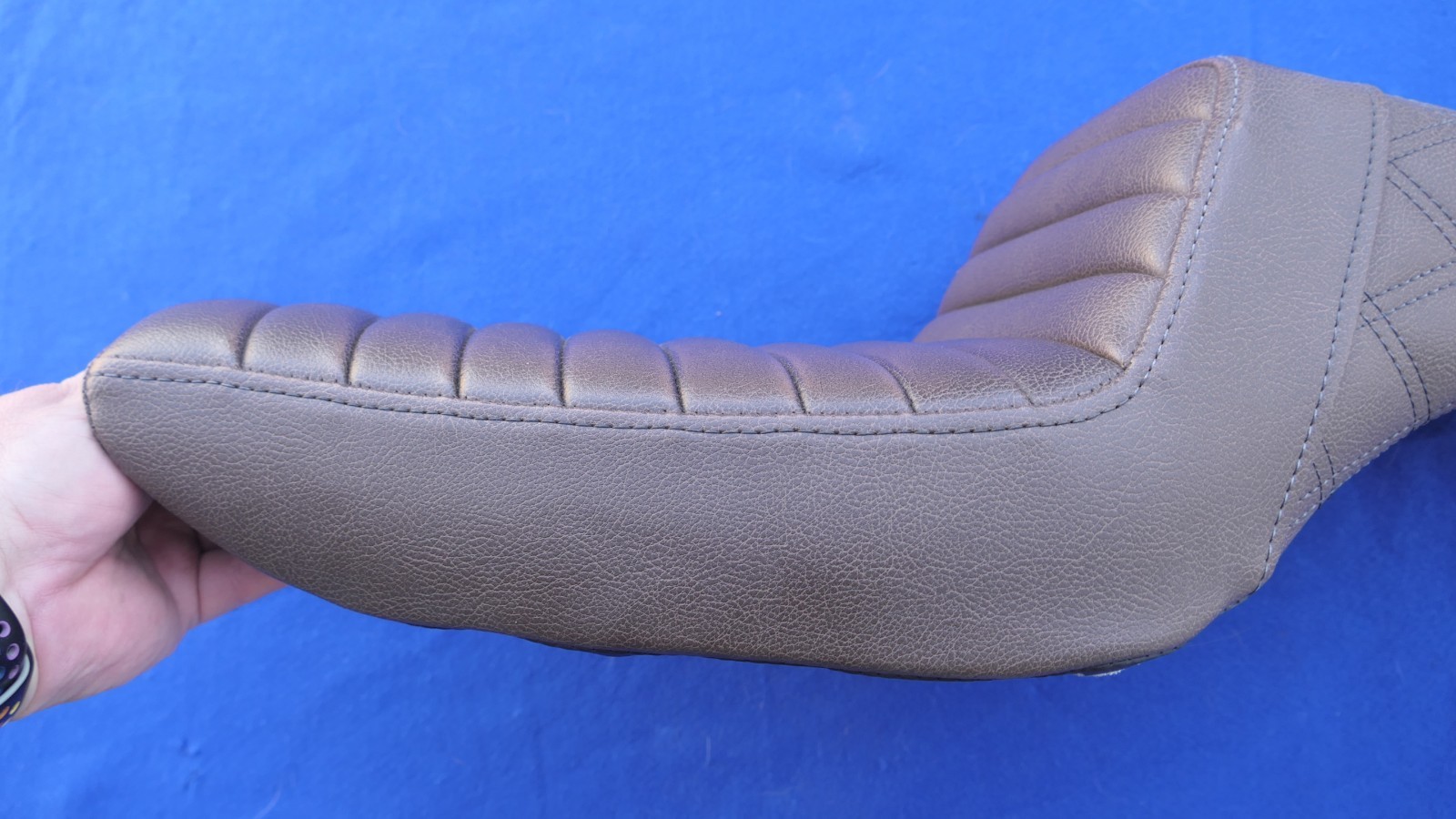 Saddlemen Ribbed Step-up Brown Seat Harley Sportster 1200 883 4.5 Gal 2004-2022