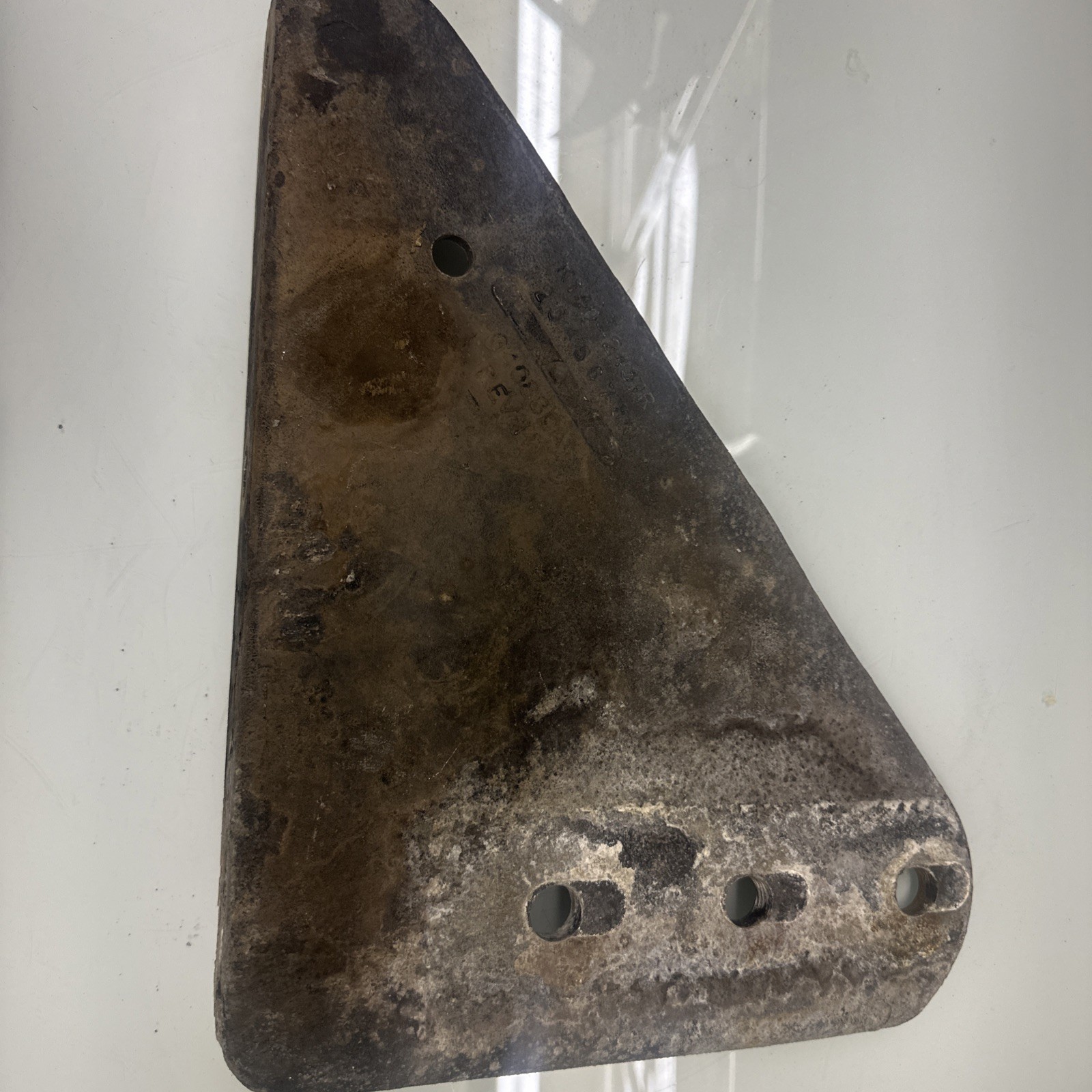 KENWORTH CROSSMEMBER GUSSET, BRACKET K140-2437R RIGHT SIDE, PASSENGER W900