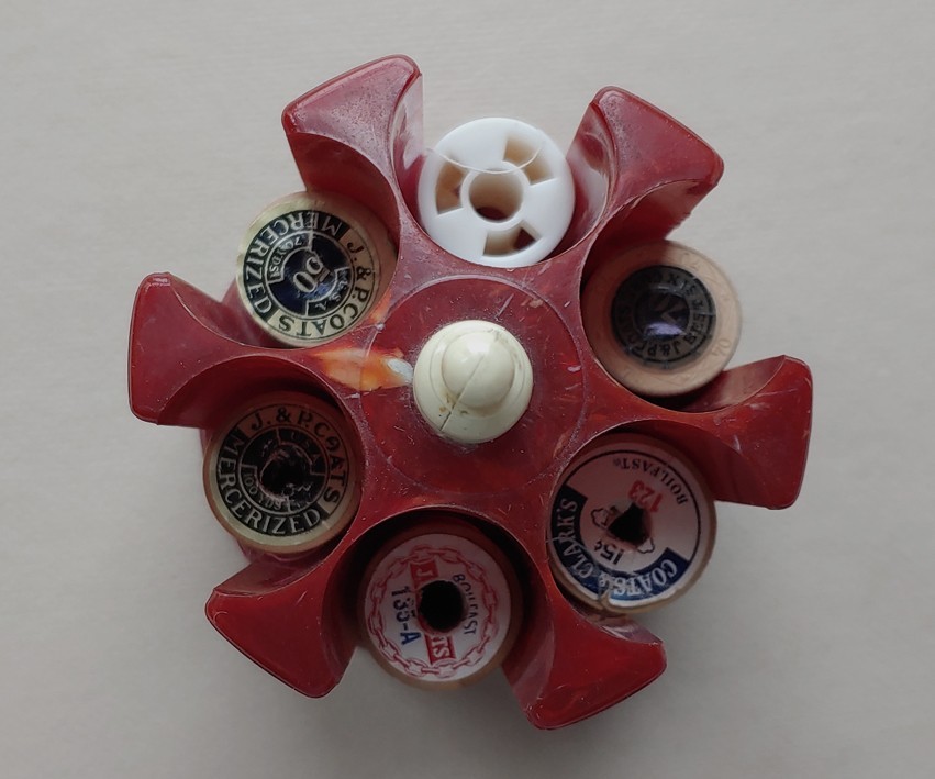 Vintage thread spool caddy red marbled plastic sewing notion organizer 3.5" H