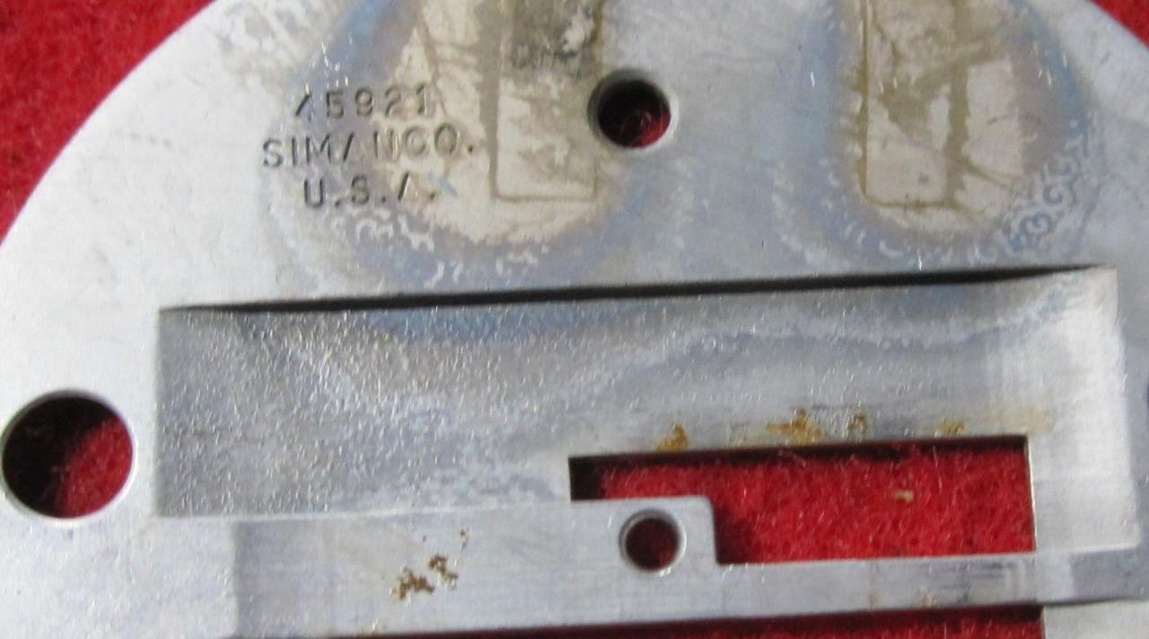 1947 Singer 221 FEATHERWEIGHT OR 301A GRADUATED NEEDLE PLATE & SCREWS #45921