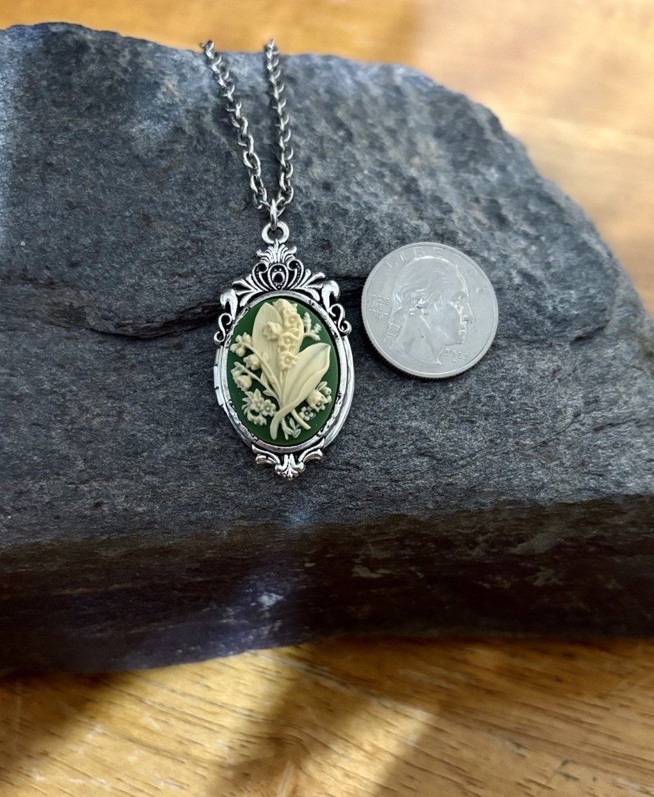 Green Lily of the Valley Cameo HIDDEN LOCKET Necklace Vtg Pillbox Stash Pendant