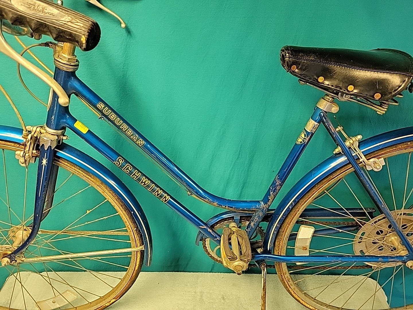 April 1977 Schwinn Suburban Complete Bicycle. Bike Rolls Smooth. Tires Dry Rot