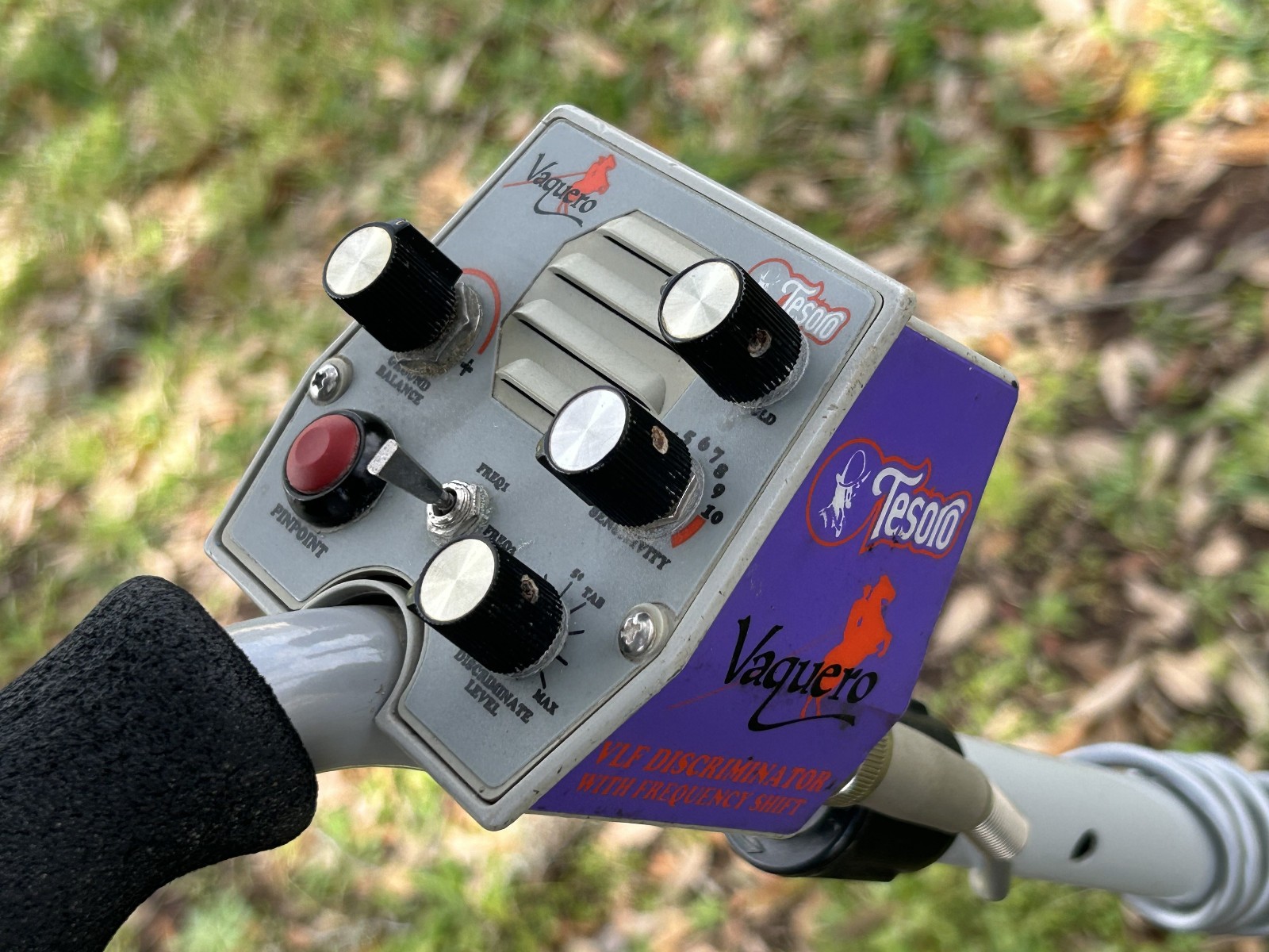 Tesoro VAQUERO Metal Detector w/ 11x8" Coil, Cover, New Battery, Manual - Nice!