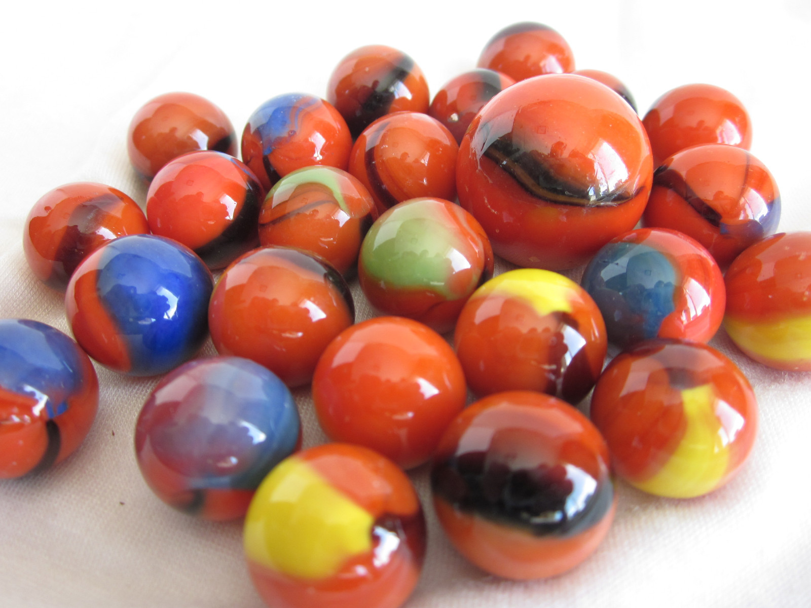 25 Glass Marbles CLOWNFISH Orange Yellow Blue green game vtg style Shooter Patch