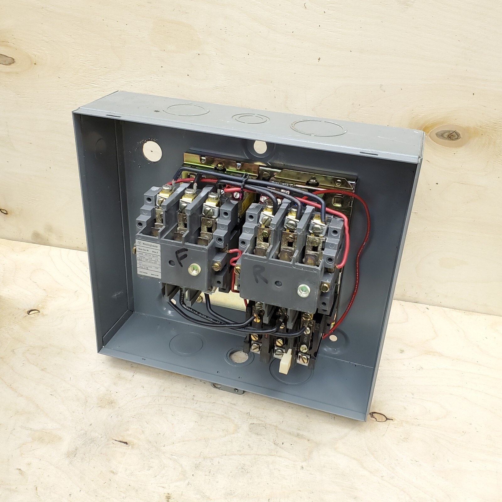 Westinghouse B210SACB Size 00 Enclosed Reversing Motor Starter 120VAC Coil