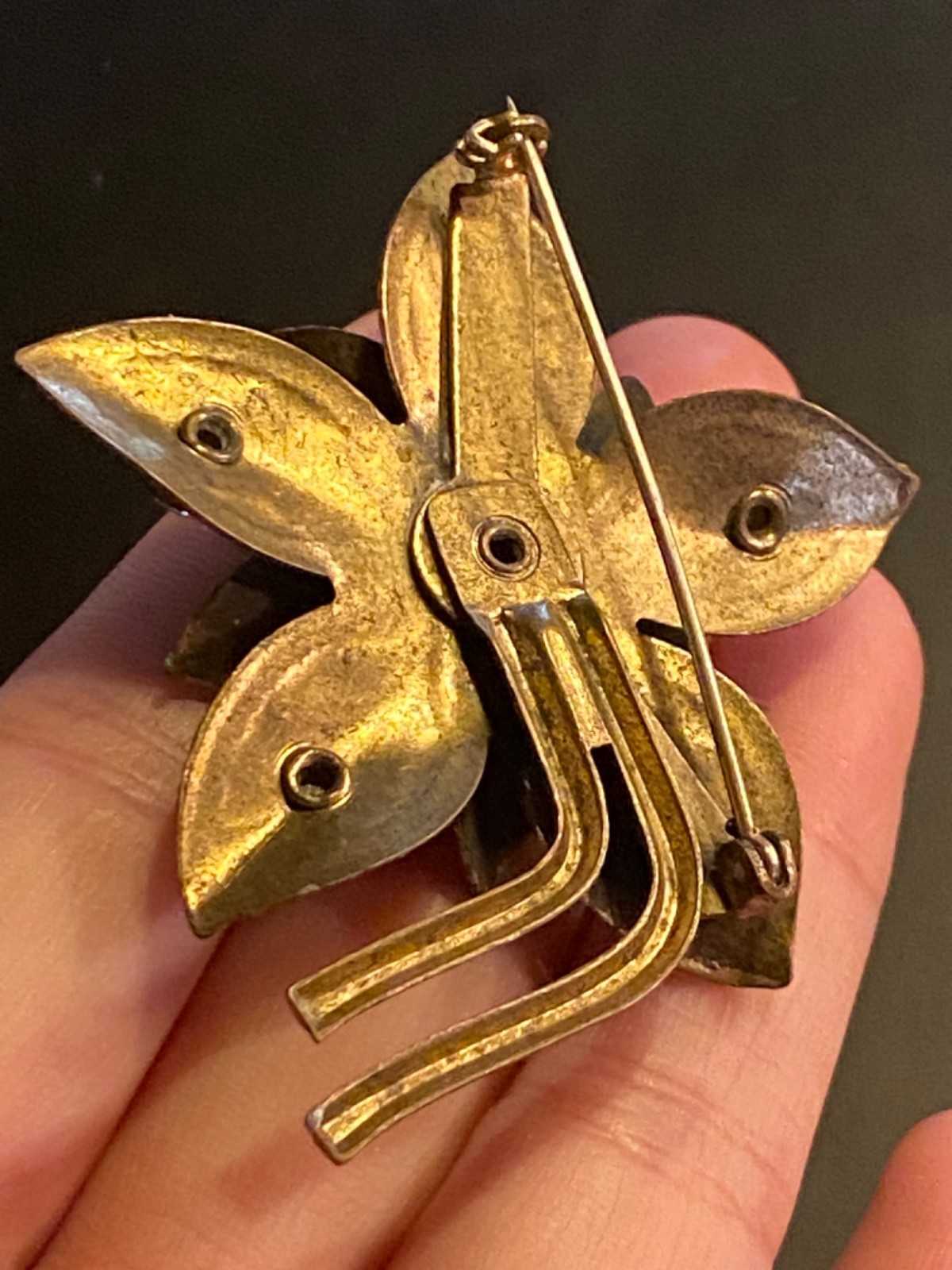 VTG Antique Gold Tone Layered Floral Brooch Gray Glass Cabochon Leaf Flower Pin