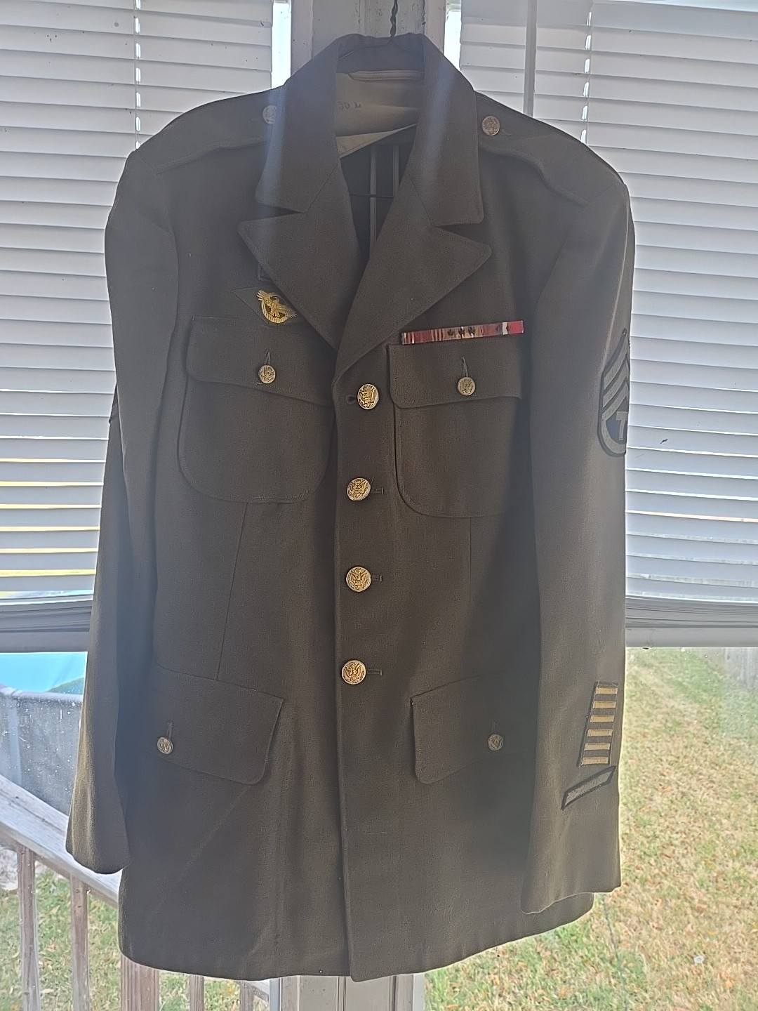 LOOK WW2  Army Tech Sergeant IKE EISENHOWER JACKET AND HAT