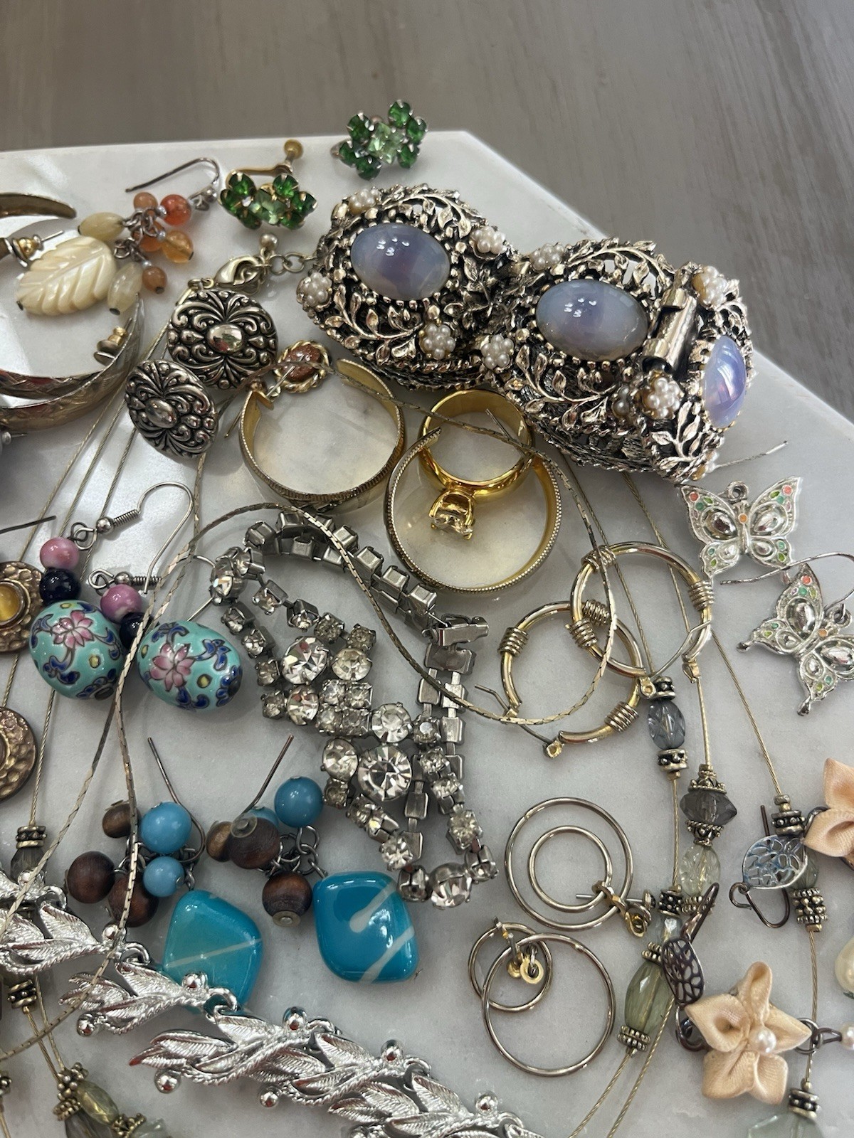 Estate Vintage & Antique Costume Jewelry Lot 33 pieces total