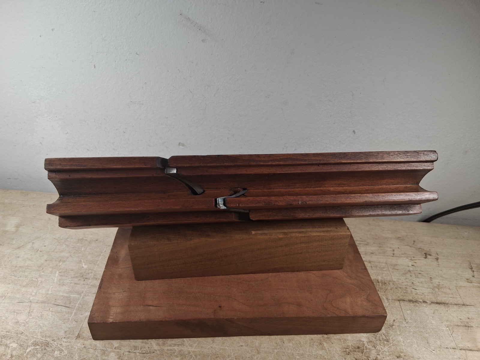 Benton, Evans & Co. 6/8 Gothic Bead Antique Used Item