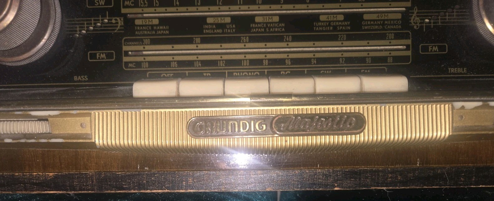 Antique Grundig-Majestic Model 2035 Radio - WORKS!