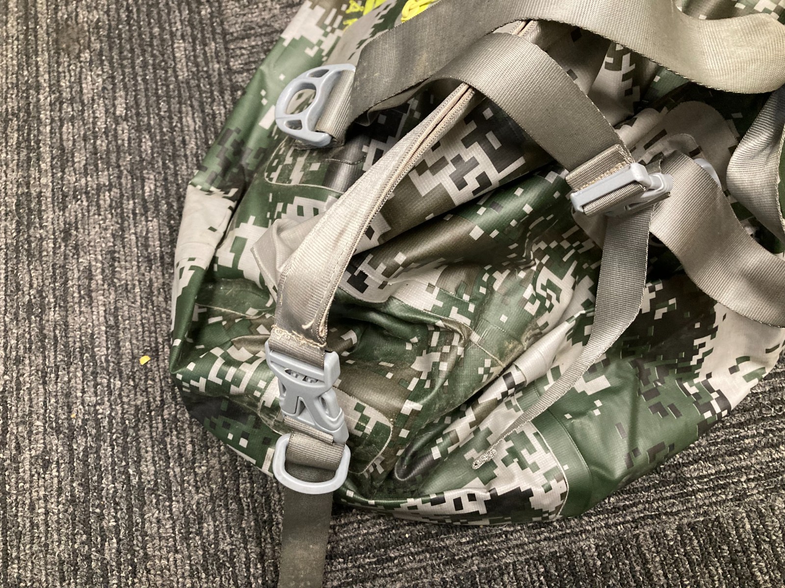 Skog Å Kust Duffel Bag Heavy Duty Waterproof Sports Travel 40L Camo