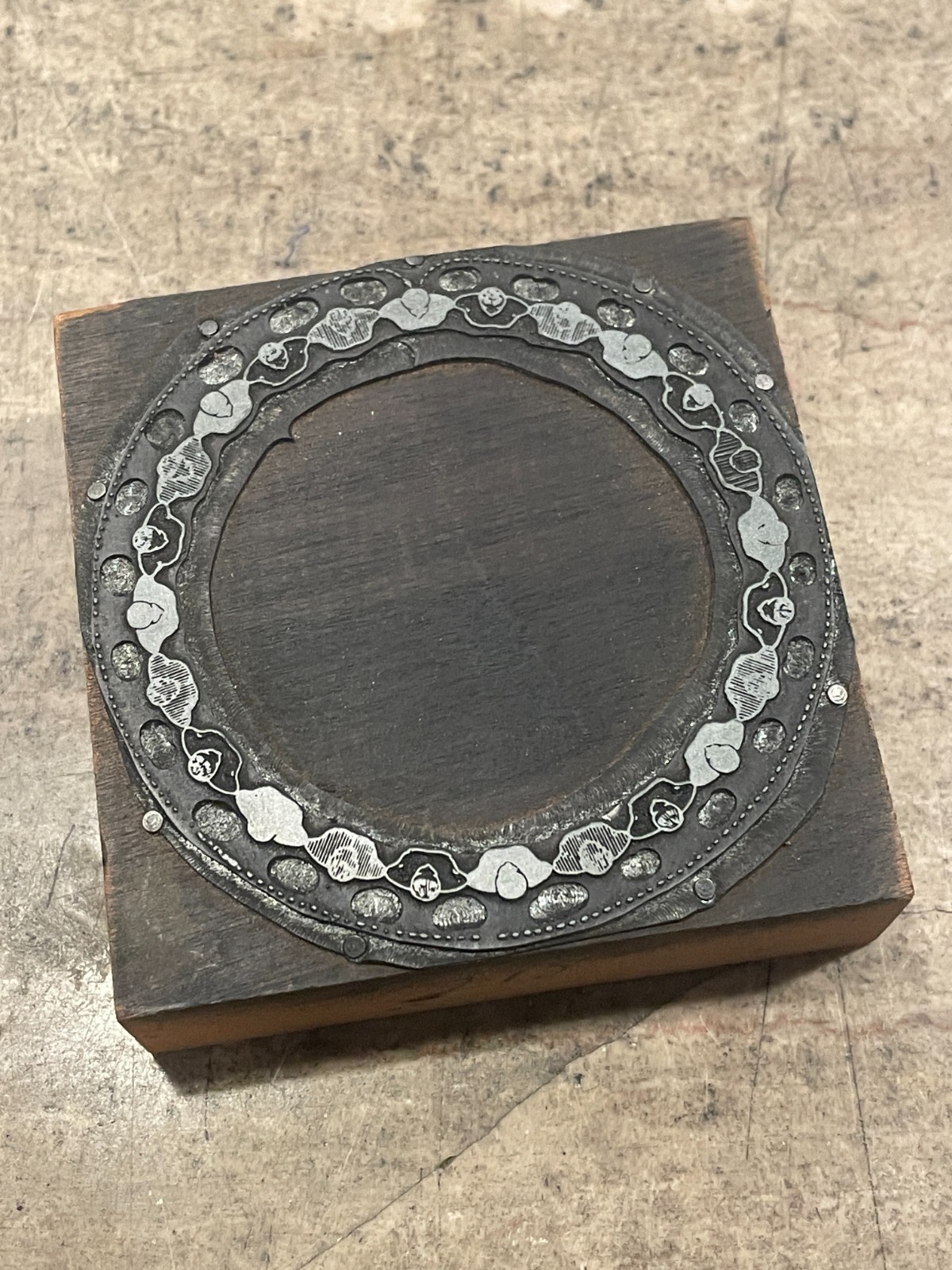 Printing Letterpress Printers Block Overhead View - People In Circle (1660)