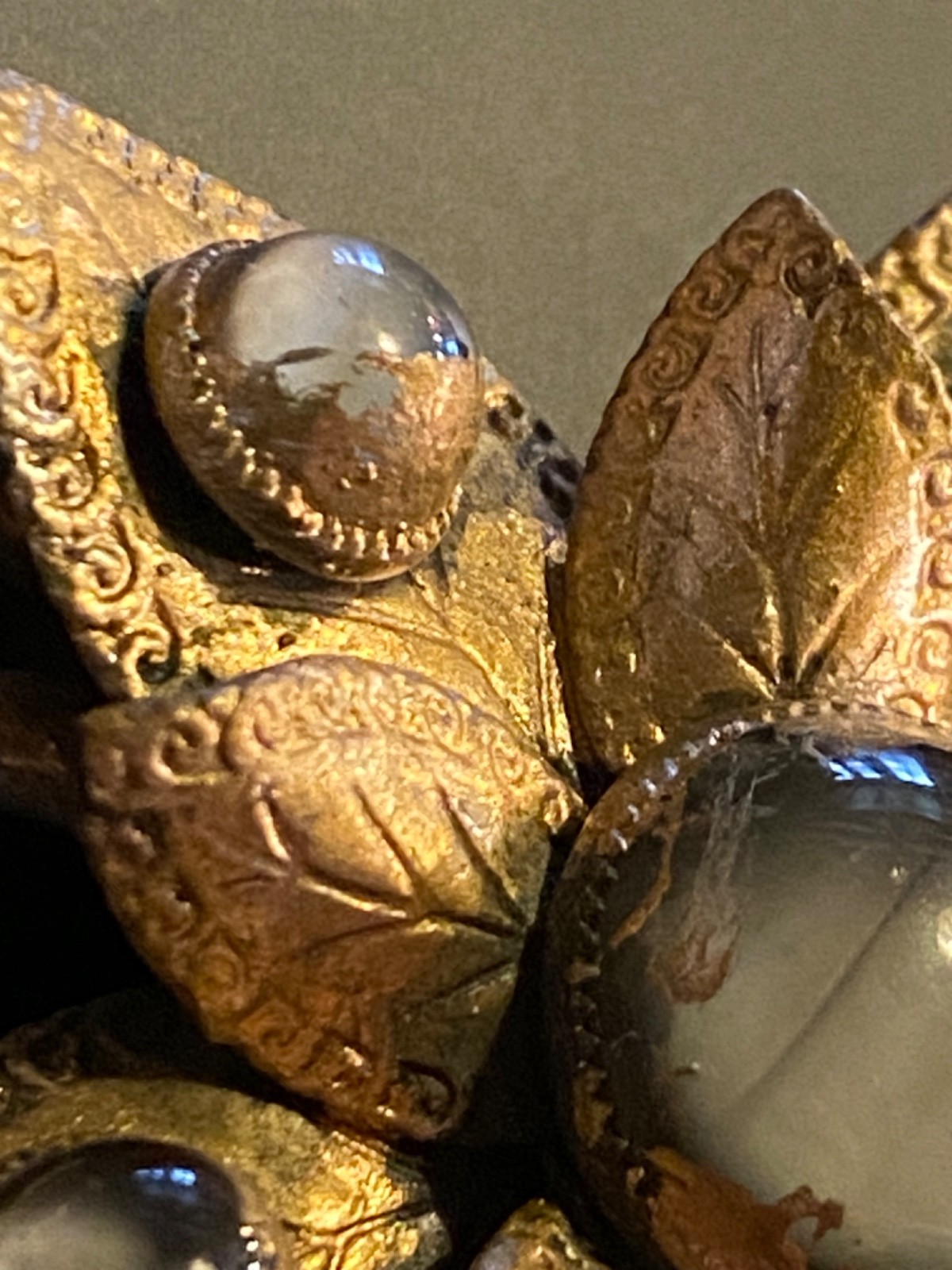 VTG Antique Gold Tone Layered Floral Brooch Gray Glass Cabochon Leaf Flower Pin