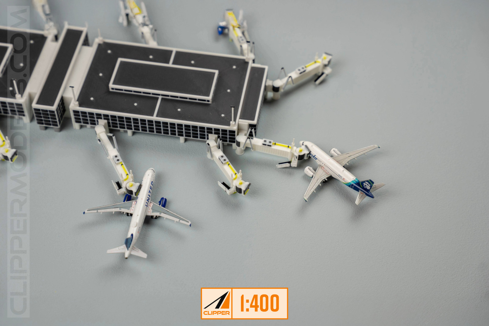 1:400 Model Airport Terminal/ Concourse V2 | Clipper Models