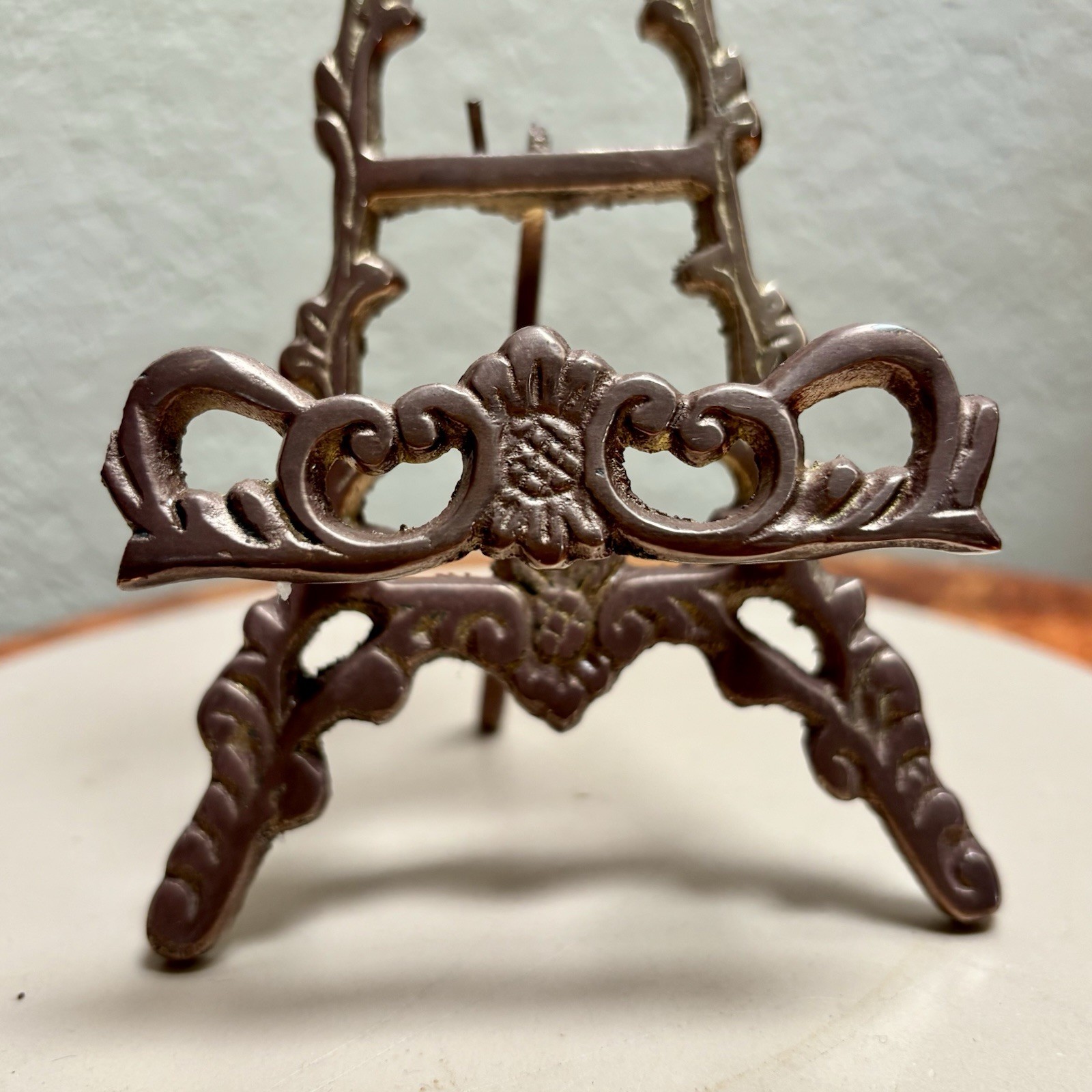 Pre Owned Vintage Small Ornate Elegant Carved Brass Easel Holder Decor