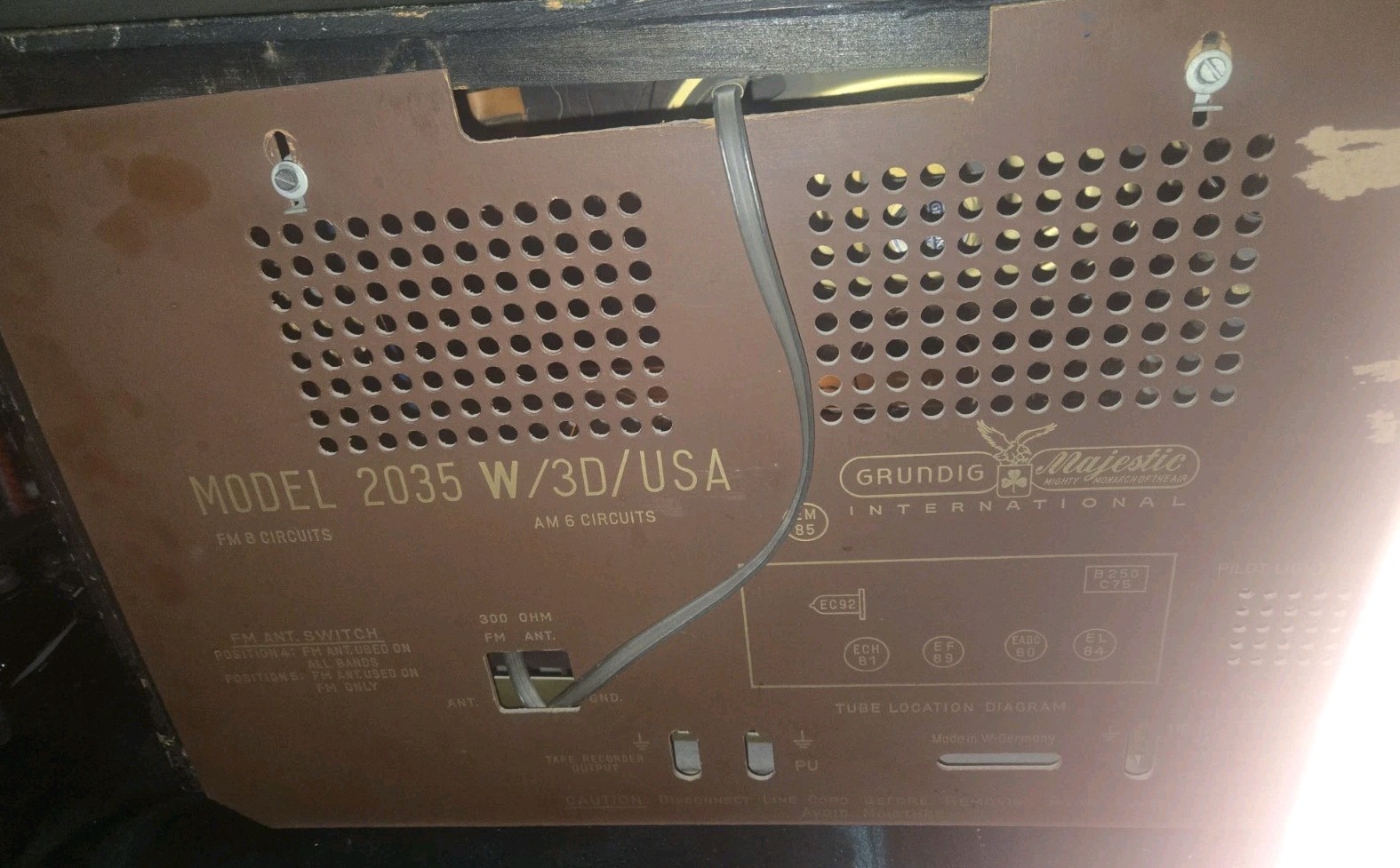 Antique Grundig-Majestic Model 2035 Radio - WORKS!
