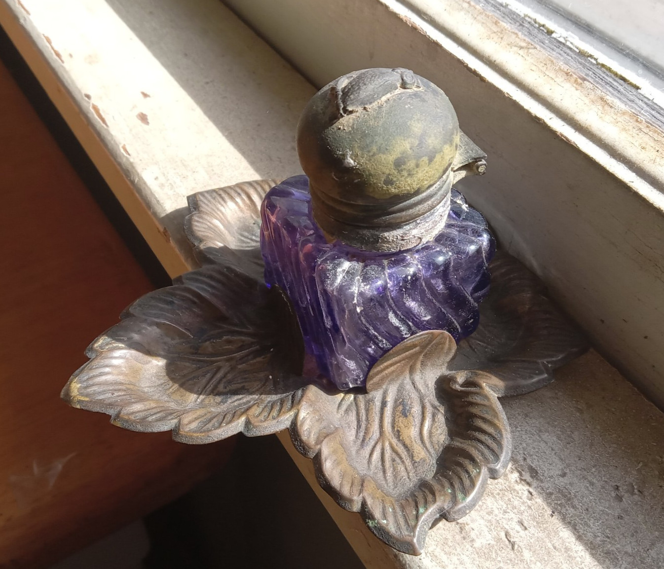 1890s AMETHYST GLASS SWIRLED CUBE INKWELL WITH OWL ON LID BRASS LEAF BASE