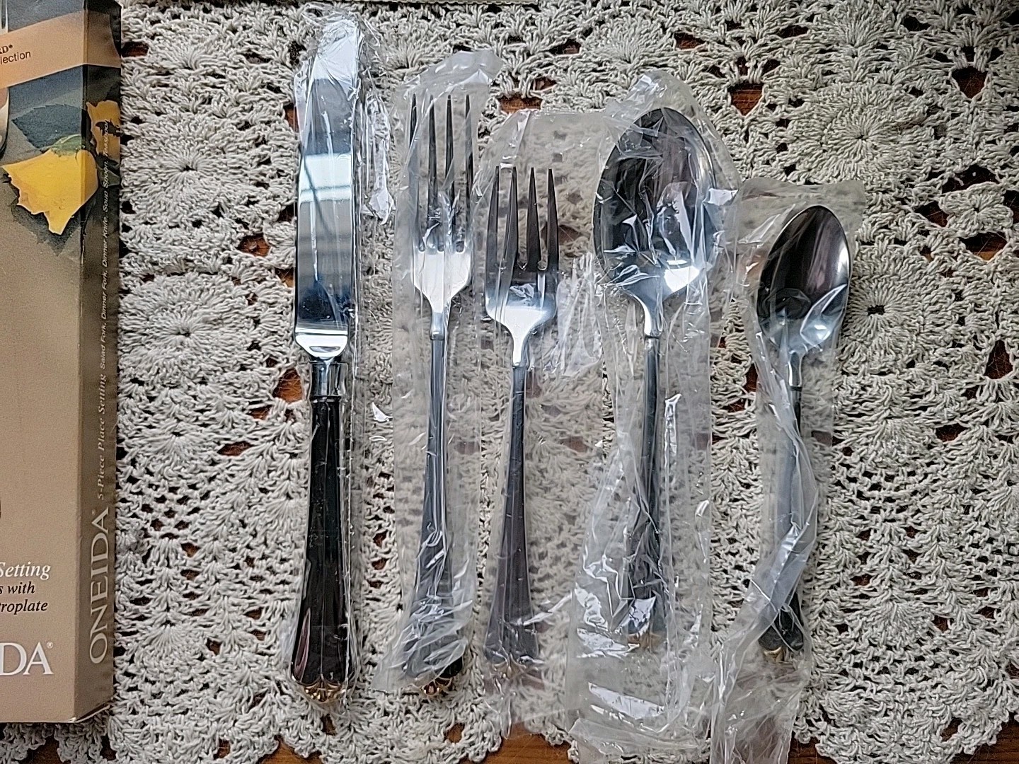 New Oneida Golden JUILLIARD 18/8 Stainless 5pc Place Setting Service for One Box